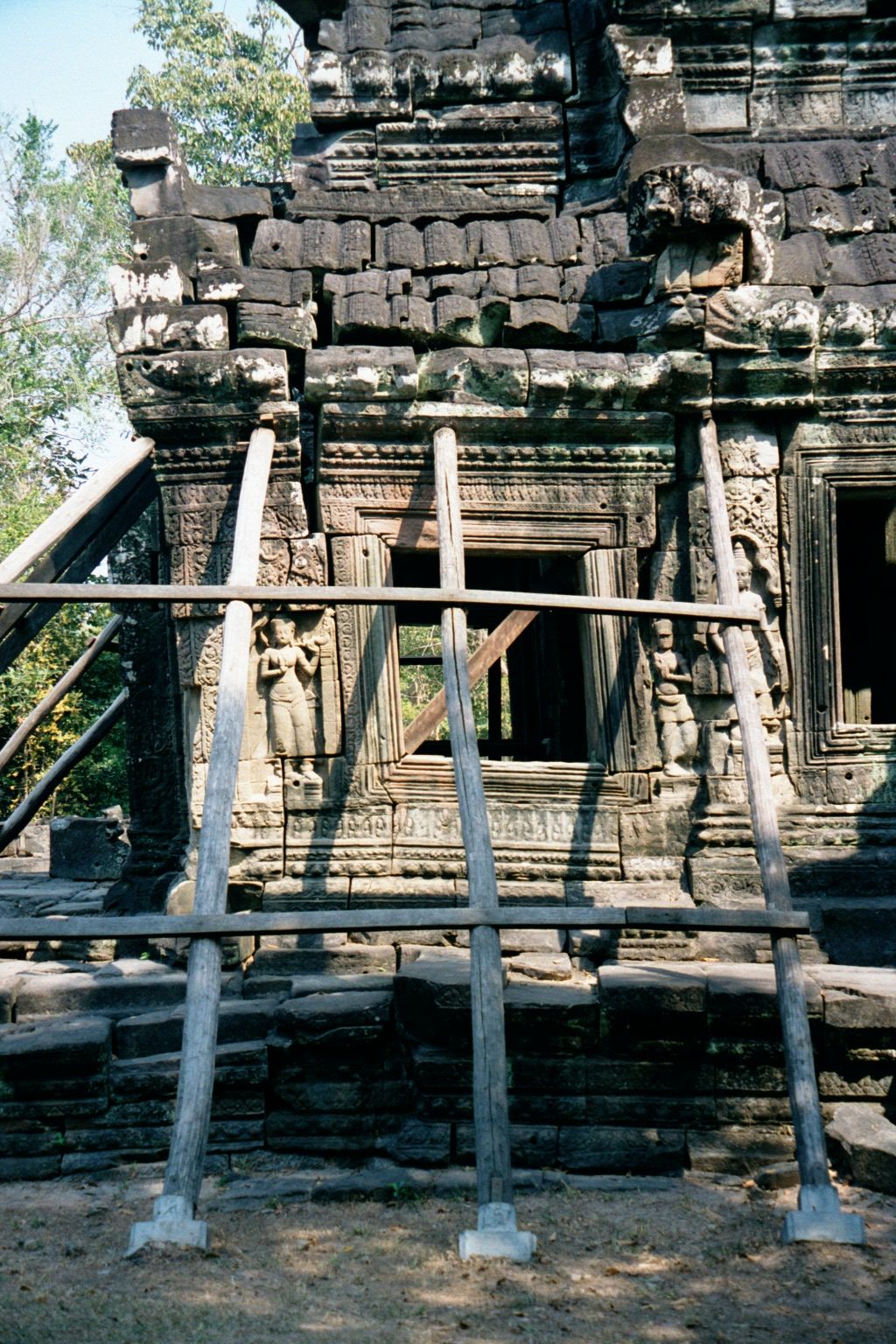 Southeast of Ta Prohm is yet another of Jayavarman VII's temples. This is Banteay Kdei, the "citadel of cells." In this case, props have bee