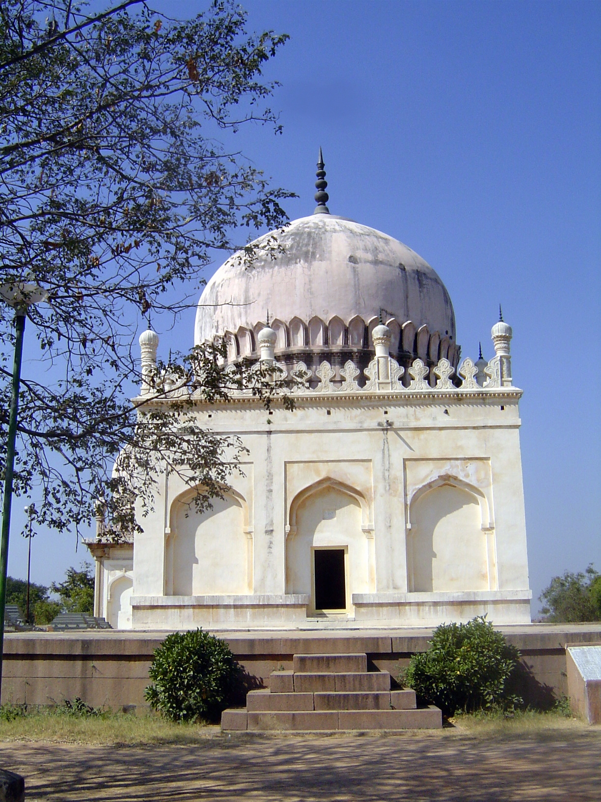 The founder of the dynasty, Sultan Quli Qutb Shah I, proclaimed his independence from the Bahmani kings in 1518 and ruled his own sultanate