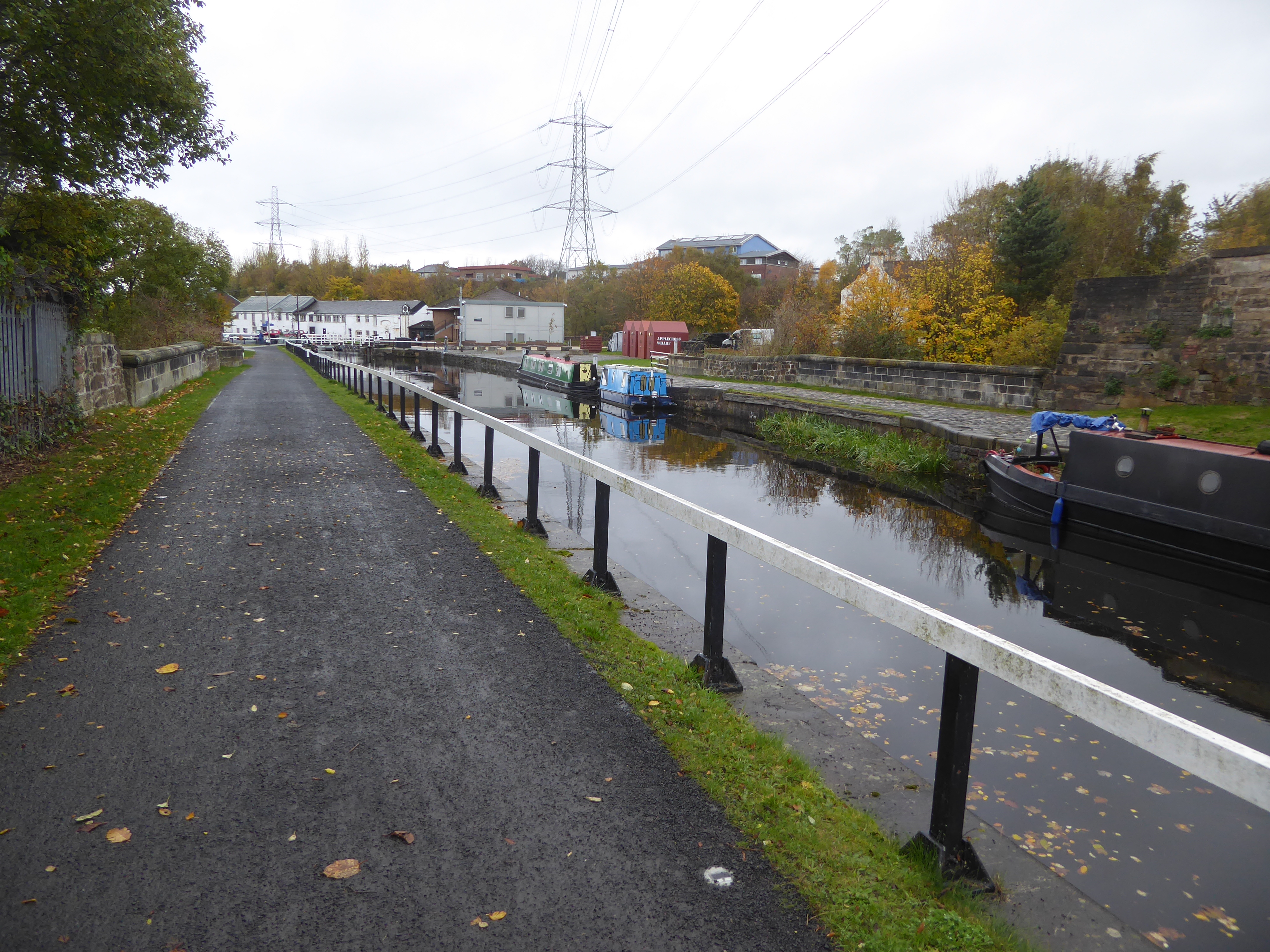 A peaceful stretch? Sure, except that the walls hint that the canal is once again crossing something. In this case, it's Possil Road. You ca