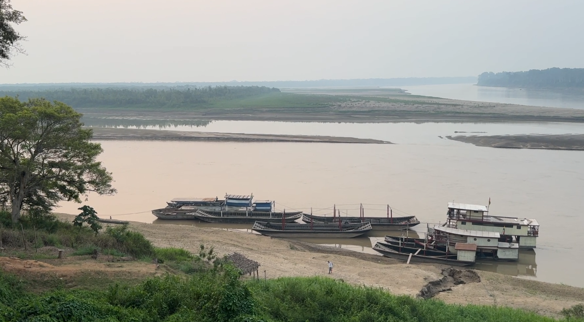 The town is perched at the confluence of the Beni River, in the foreground, and the Madre de Dios.  Relax: no squares here. The Beni starts