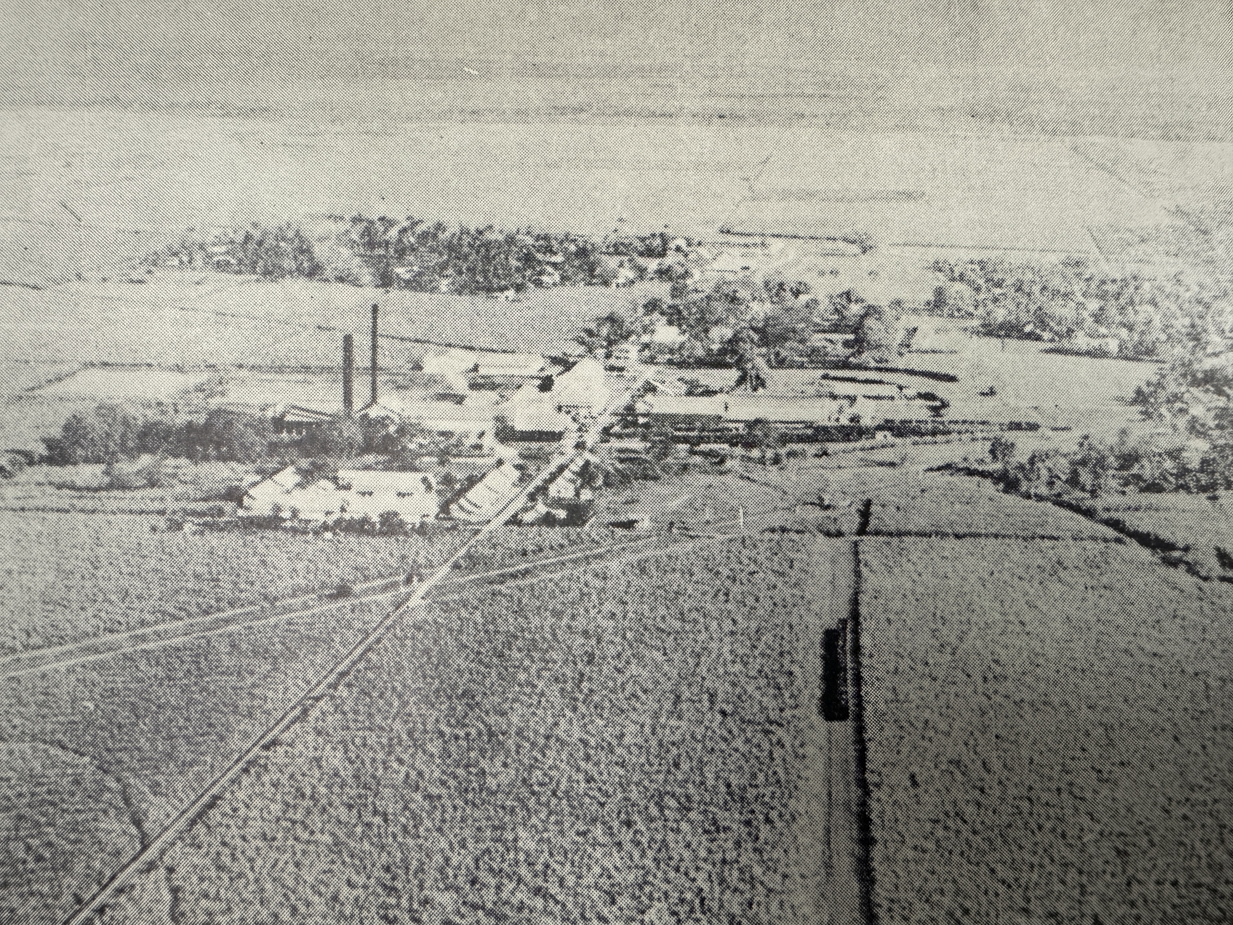 Woodford Lodge in its glory days.  The estate expanded from 1,300 acres in 1920 to about 6,000 by 1950, when this photo was taken.

D. Hutch