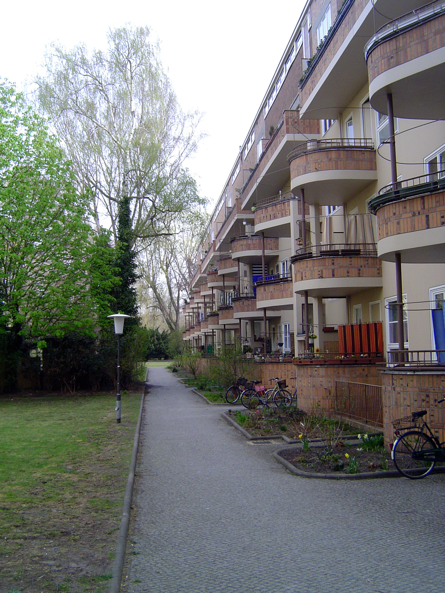 The architect was Hugo Haering. His kidney-shaped balconies sought to provide maximal extension while casting minimal shade.