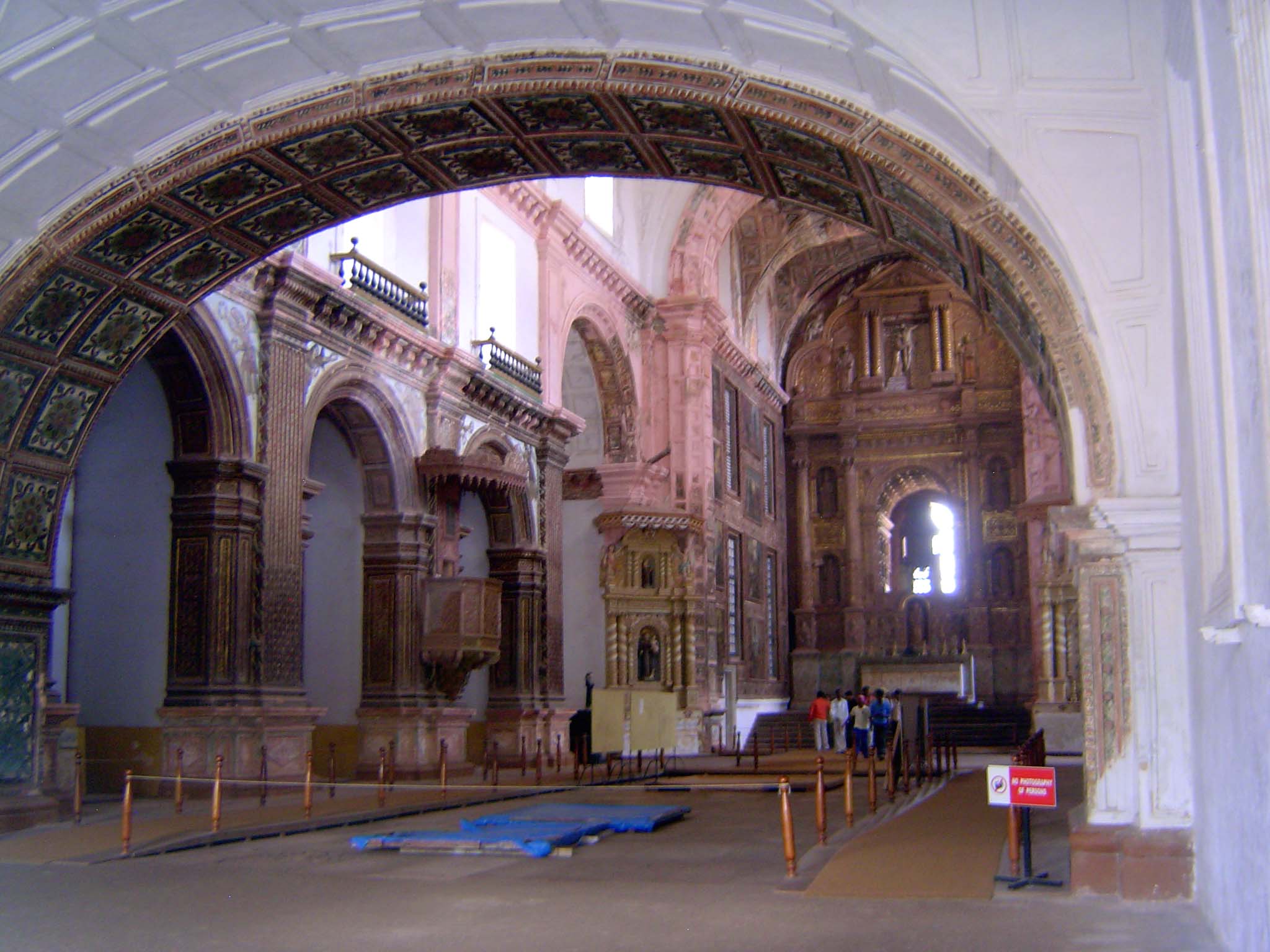 The church is a single hall, a nave without aisles, and is entered through a wide arch.