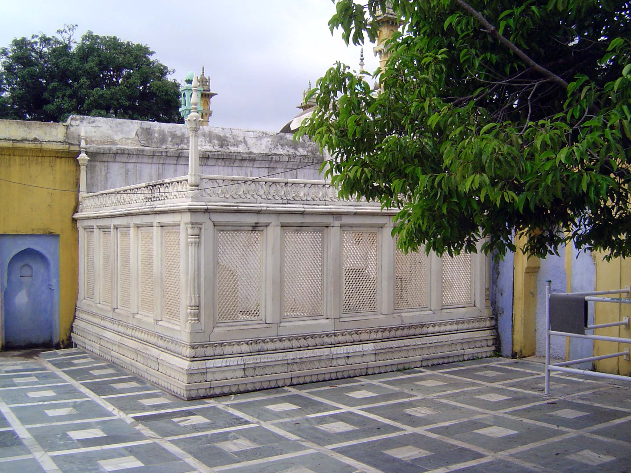 A closer view. They enclose the tomb of Aurangzeb. Plain as it seems, even these screens would have annoyed the emperor, famously conservati