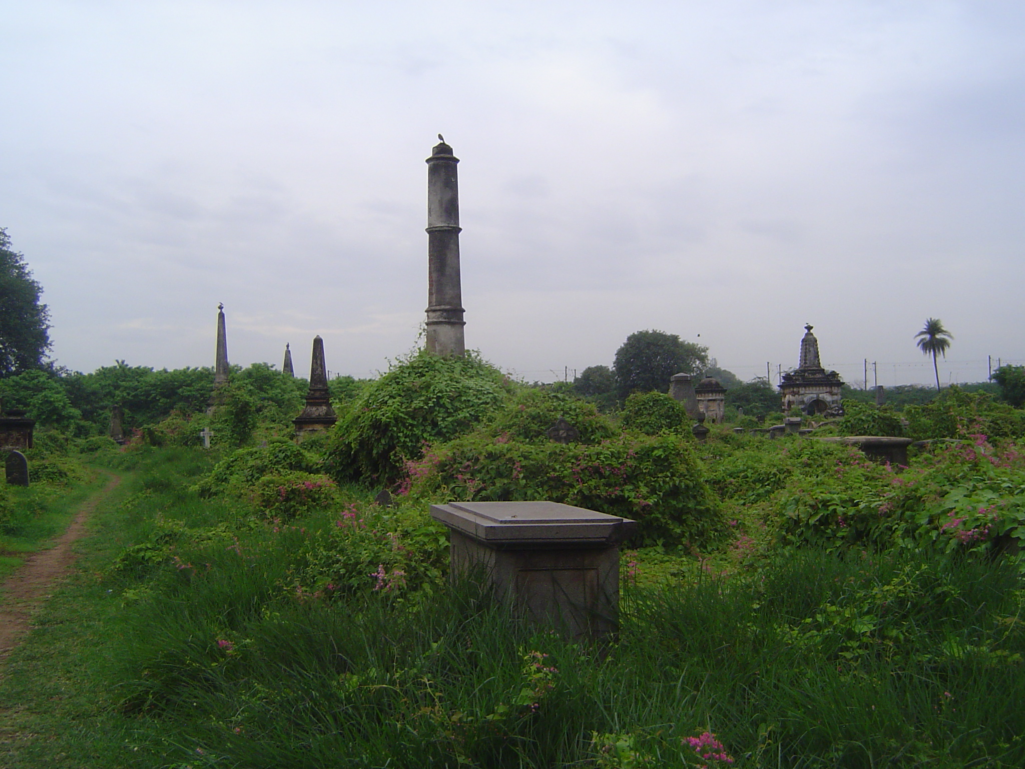 The grounds are badly overgrown, and most of the tomb inscriptions are no longer legible.