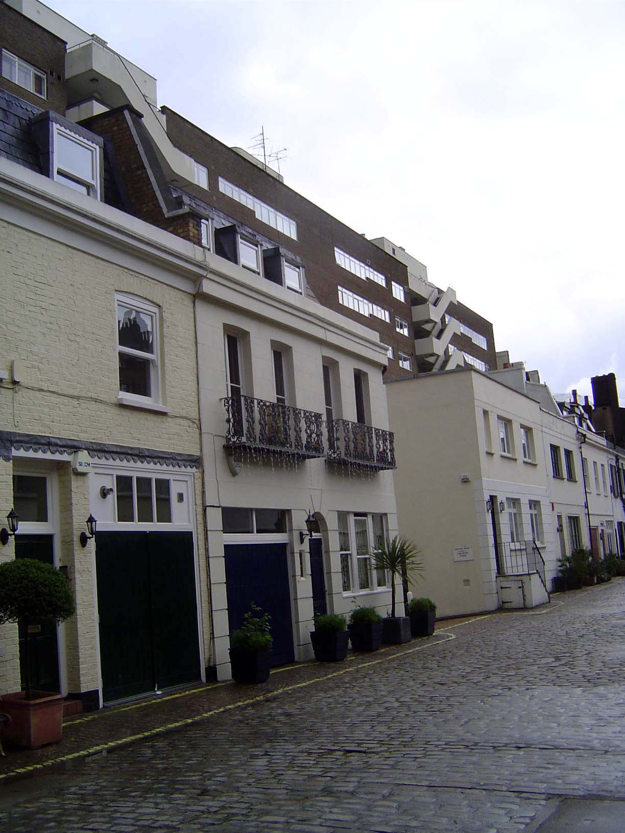 In this case, the houses on the exterior street have been replaced by an apartment building facing Gloucester Square.
