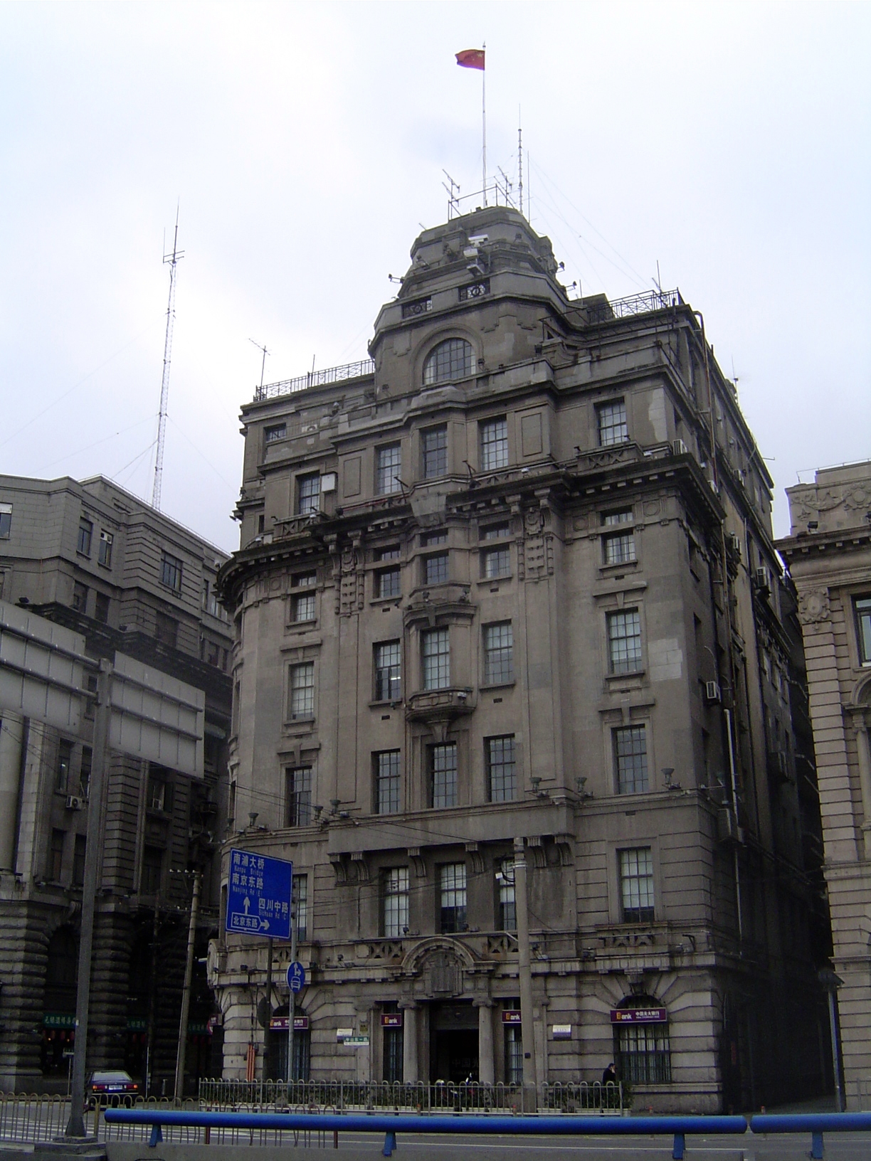 This adjoining building on the Bund, from 1922, is another part of the Everbright Bank. Originally, it contained the Shanghai office of the