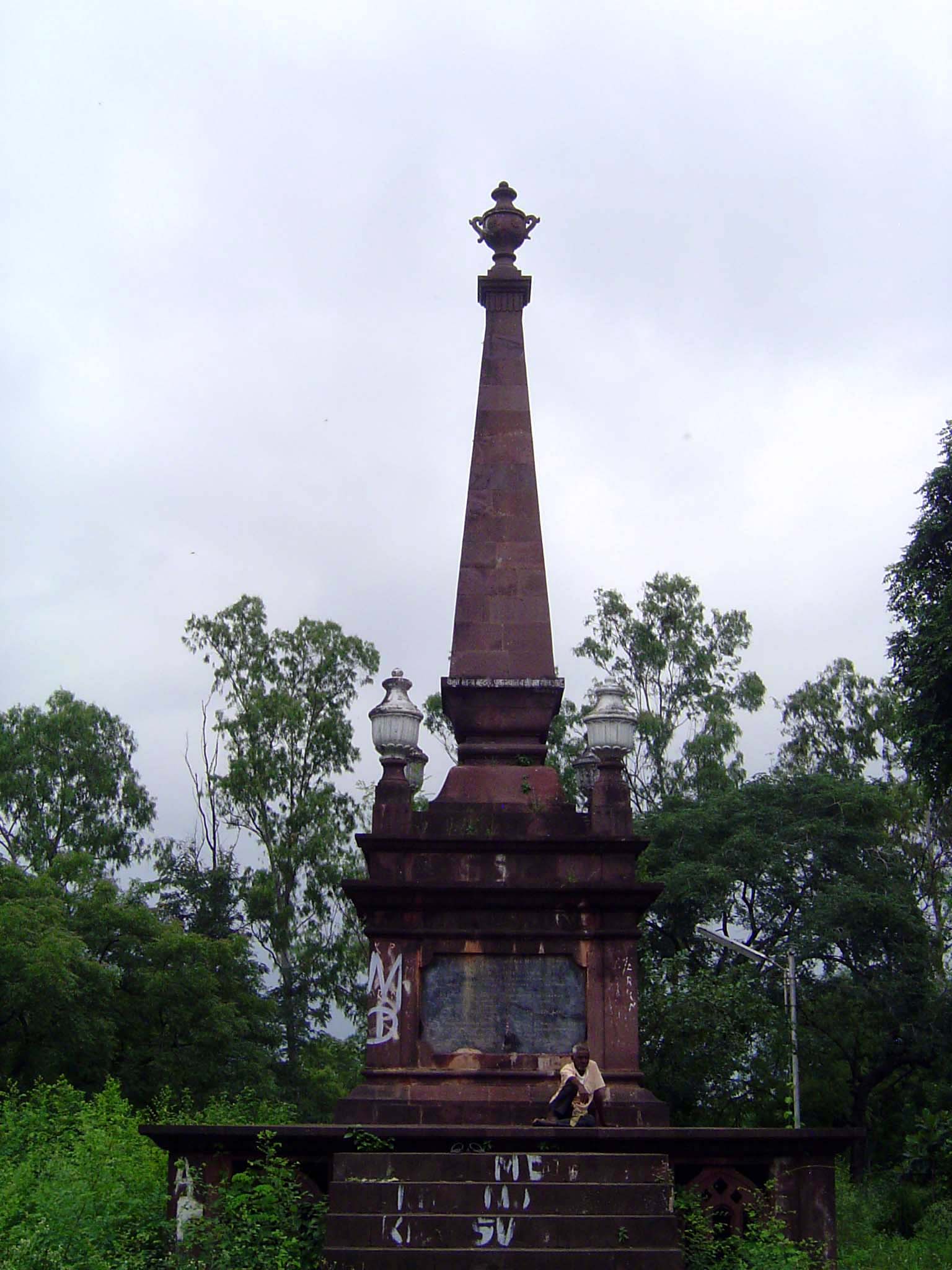 Aurangabad had a British cantonment, which meant that it had a European cemetery. Some of its monuments are grand in the style of the early
