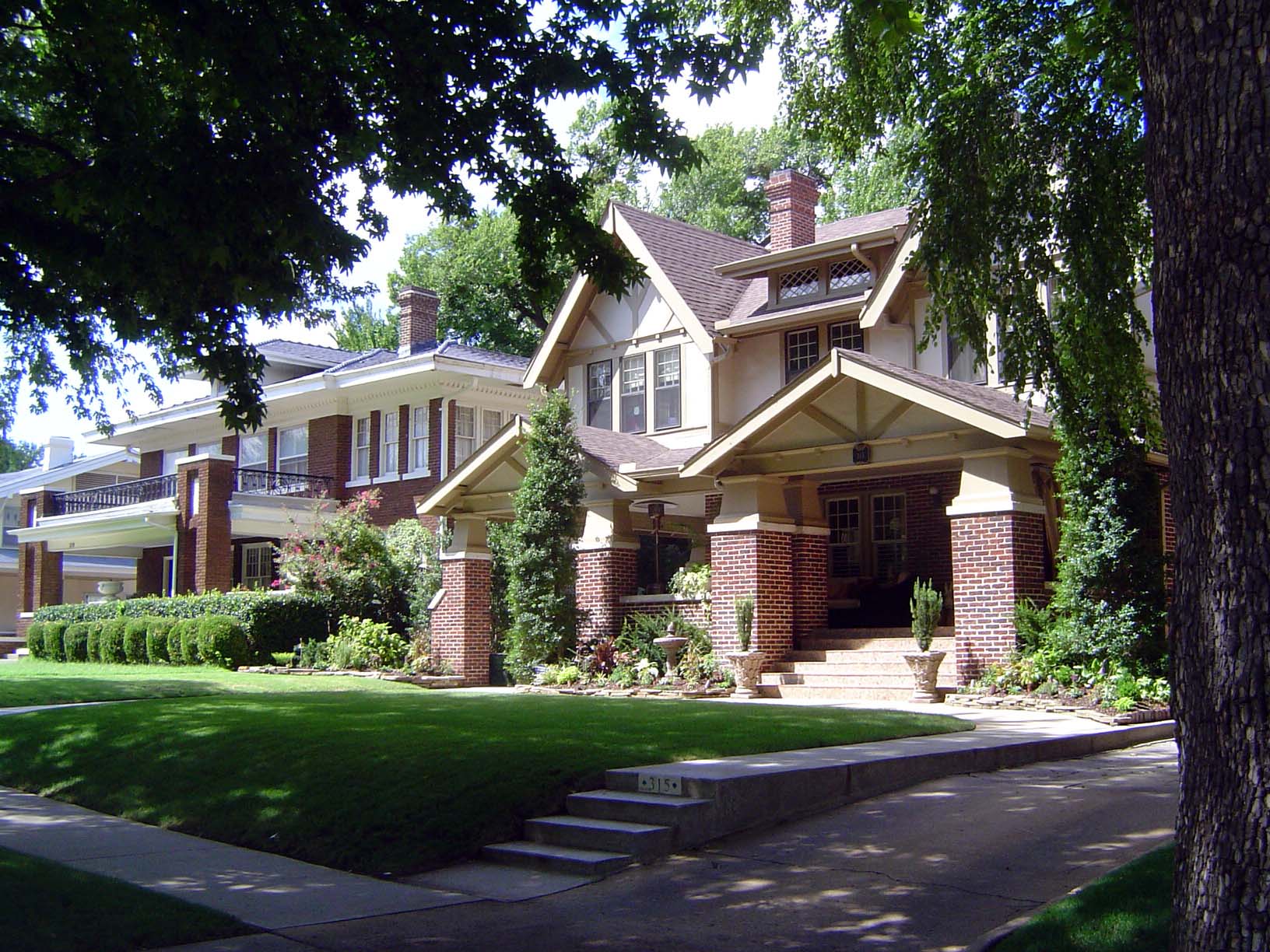 A few houses down. Do you see what these buildings—all built by Nichols just before 1920—have in common? Answer: they have nearly identical