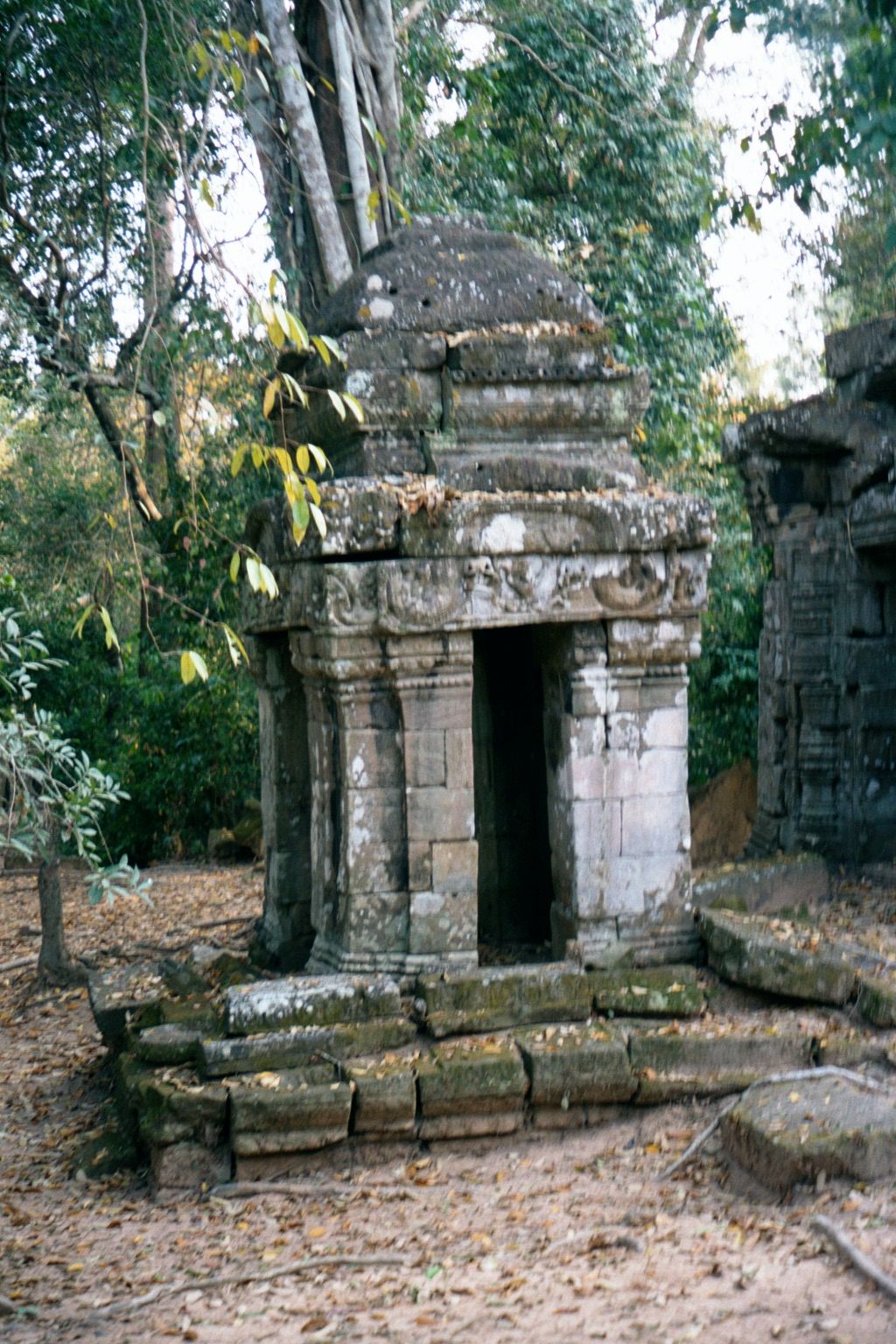An adjoining guardhouse.