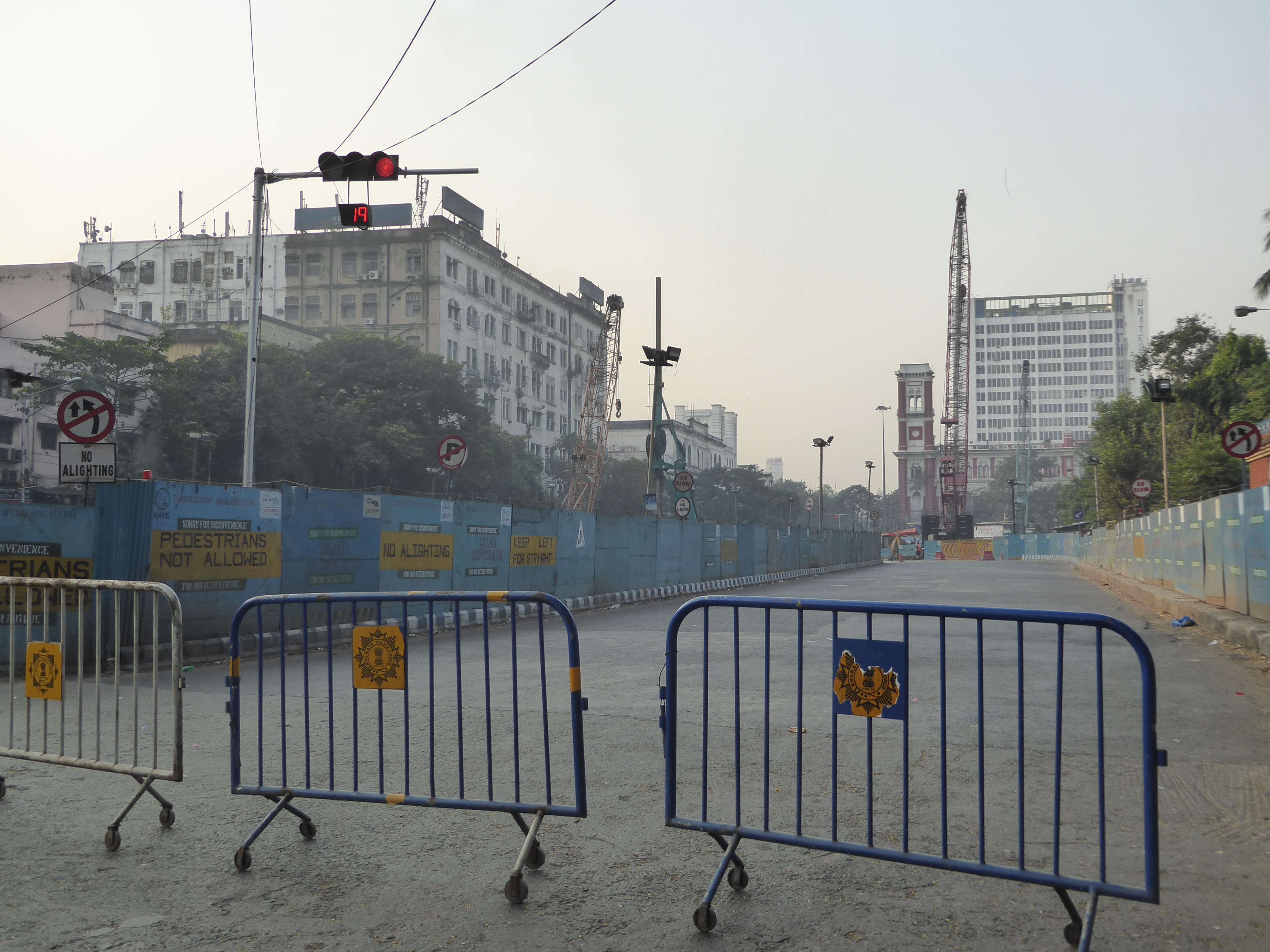 We're back at the St. Andrew's corner, with BBD Bagh on the right. Straight ahead is the old telegraph office, backed up by the United Bank