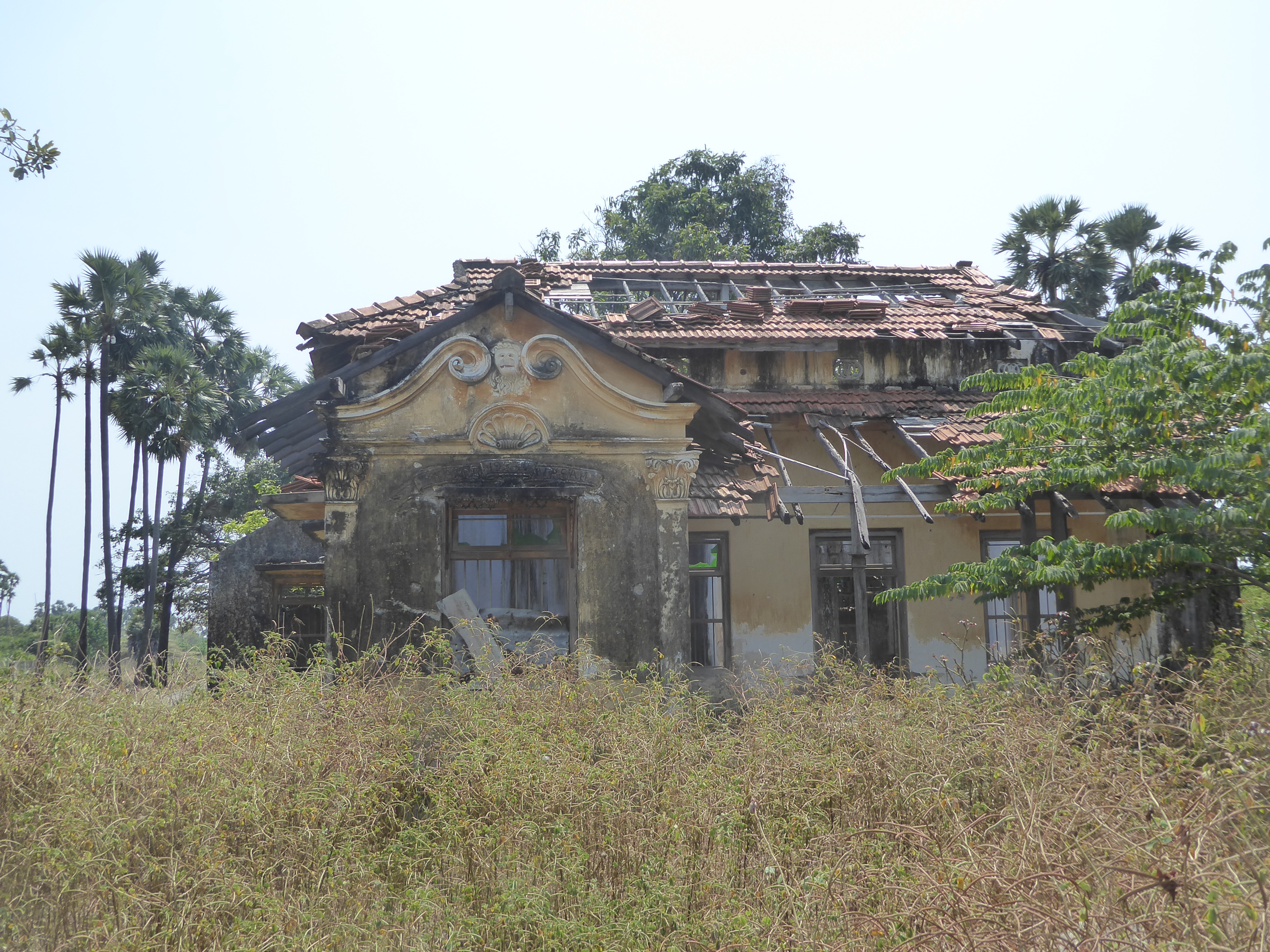 A ruined house on the road to Kayts.