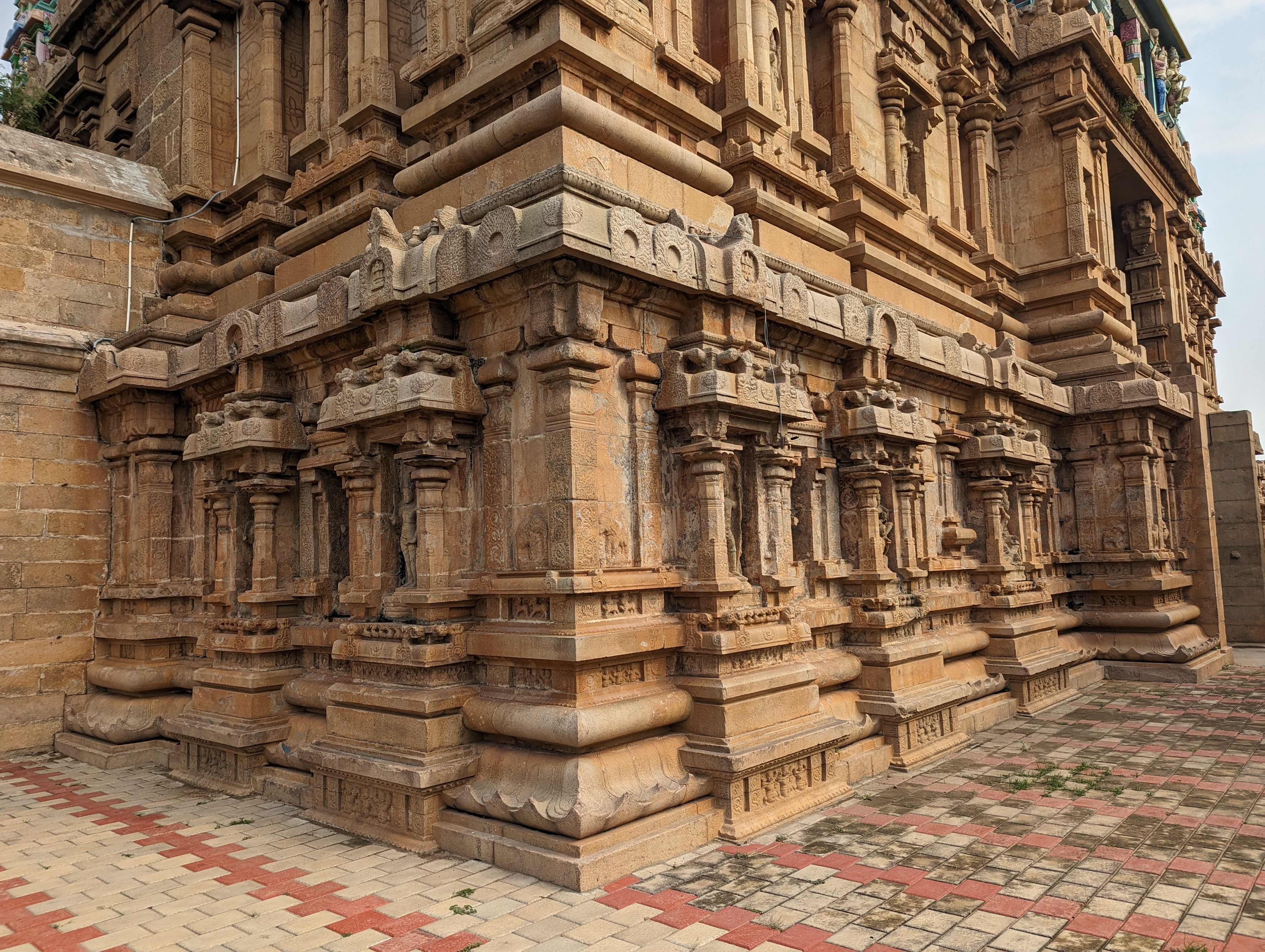 A half-dozen pavilions on the inside face of the gopuram.  The paving is unfortunate, but it's true, nobody asked my opinion.  On the other