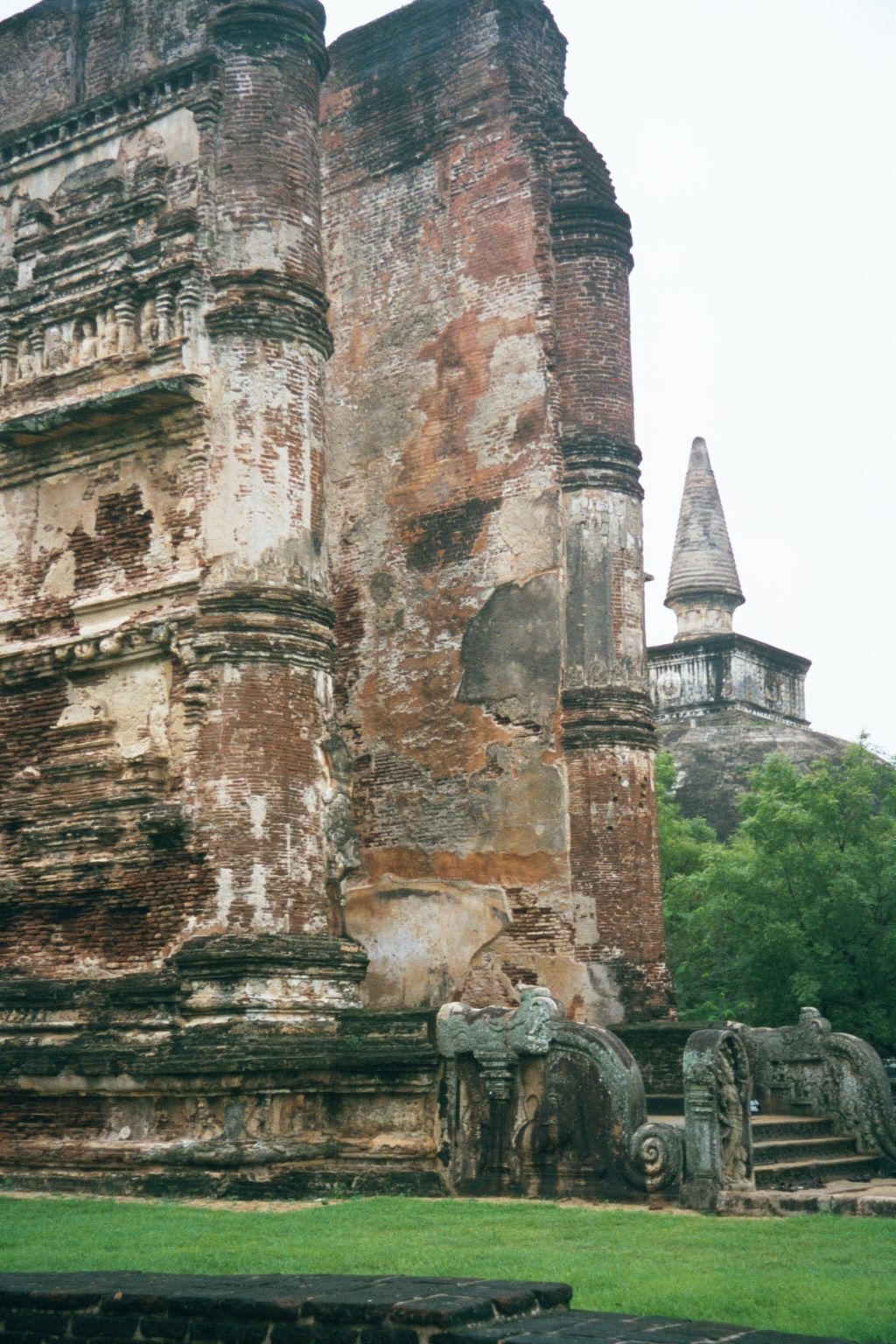 Approaching the Lankatilaka image house and the milky Kirivihara dagoba. If one has no idea what to expect from the image house, the next fe