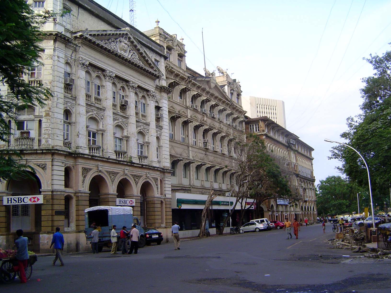 Nariman formerly Churchgate Road, with the Mercantile Bank Building now HSBC at the left and the Horniman Circle garden in the distance.