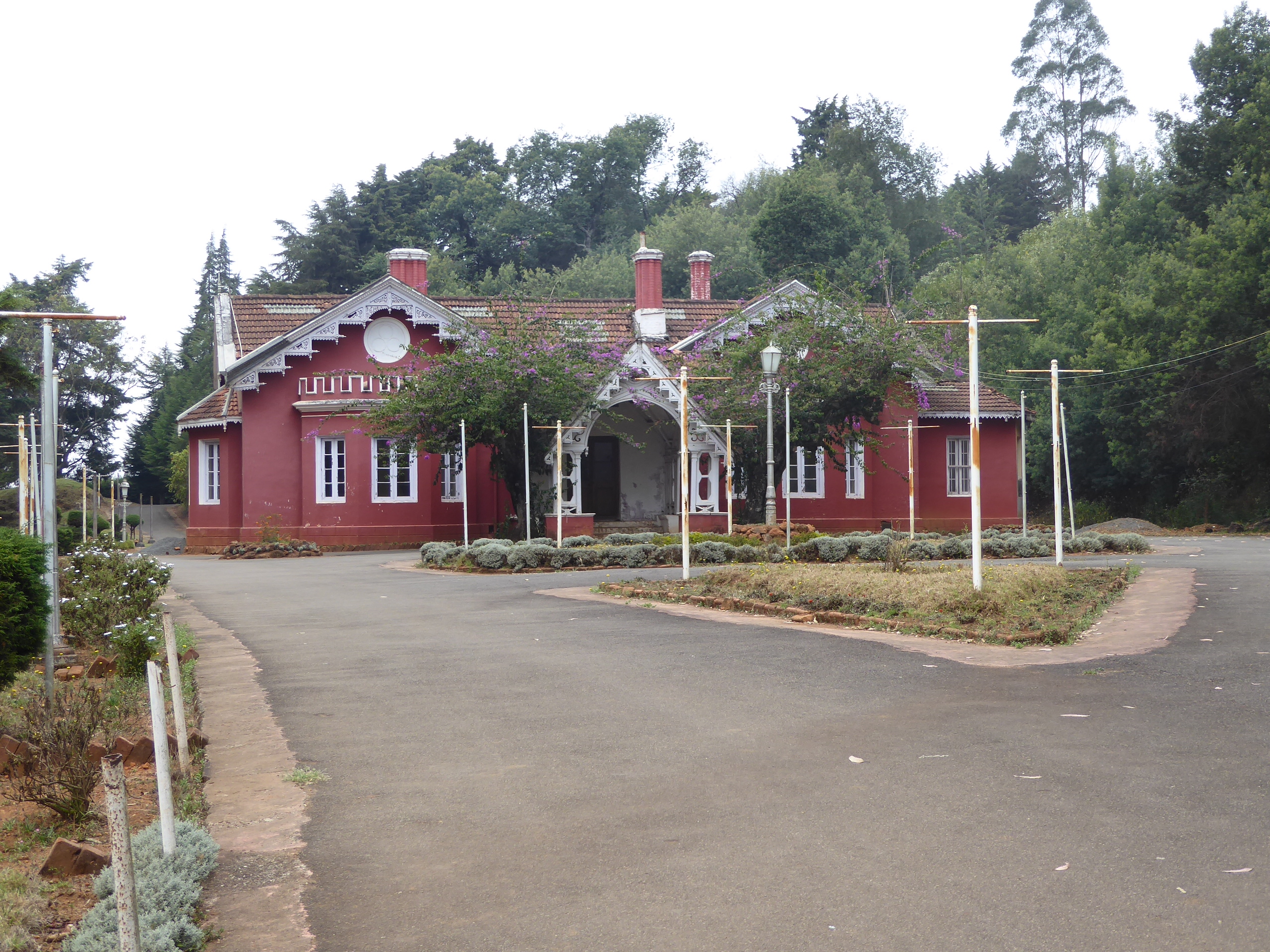 Here's a tricky one. Looks like an upper-middle-class bungalow, but it's actually a guest house. Want to see what it's attached to?