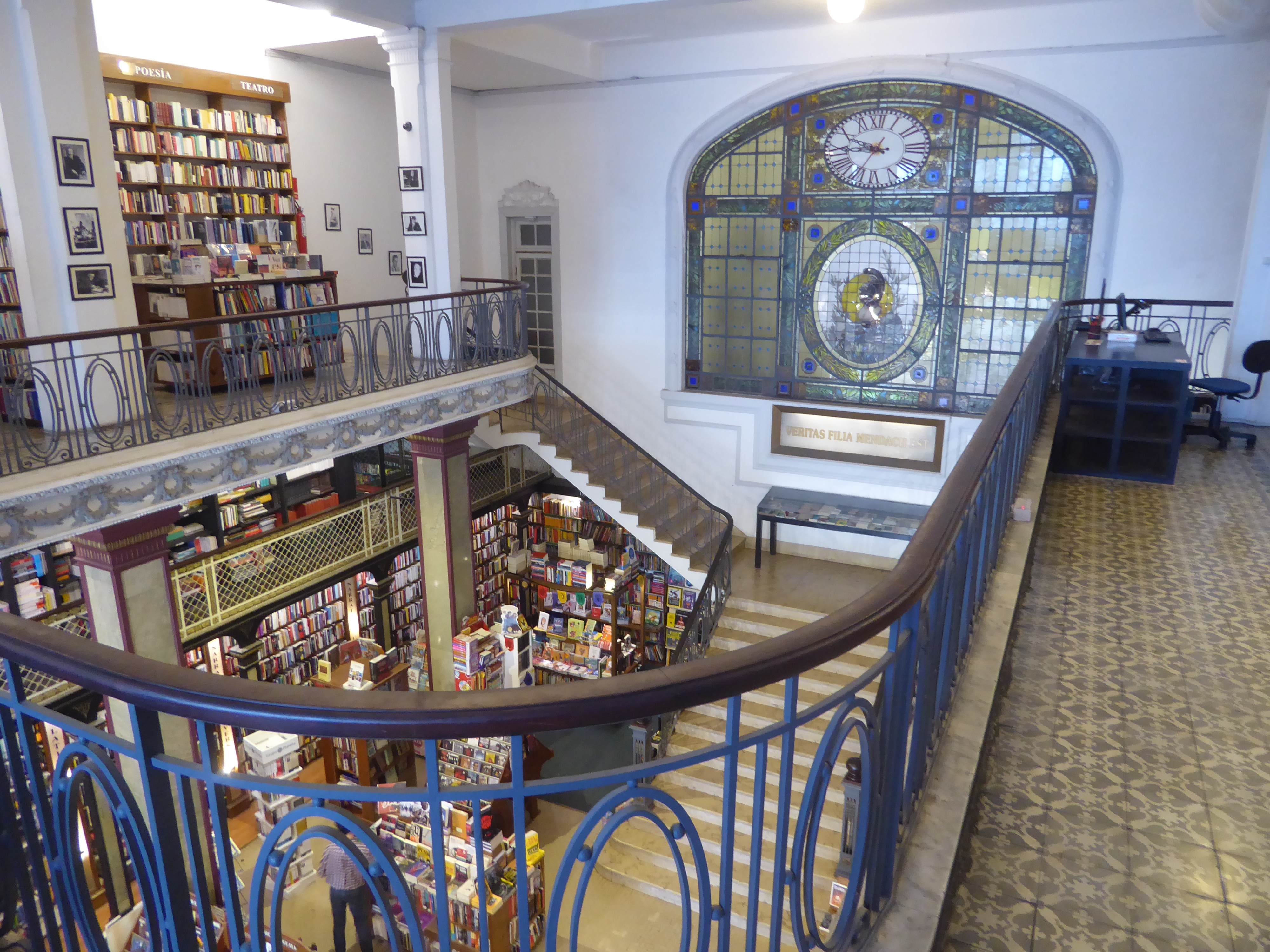 In 2008 it became the Más Puro Verso bookshop, for which it seems vastly better suited than for an optician.