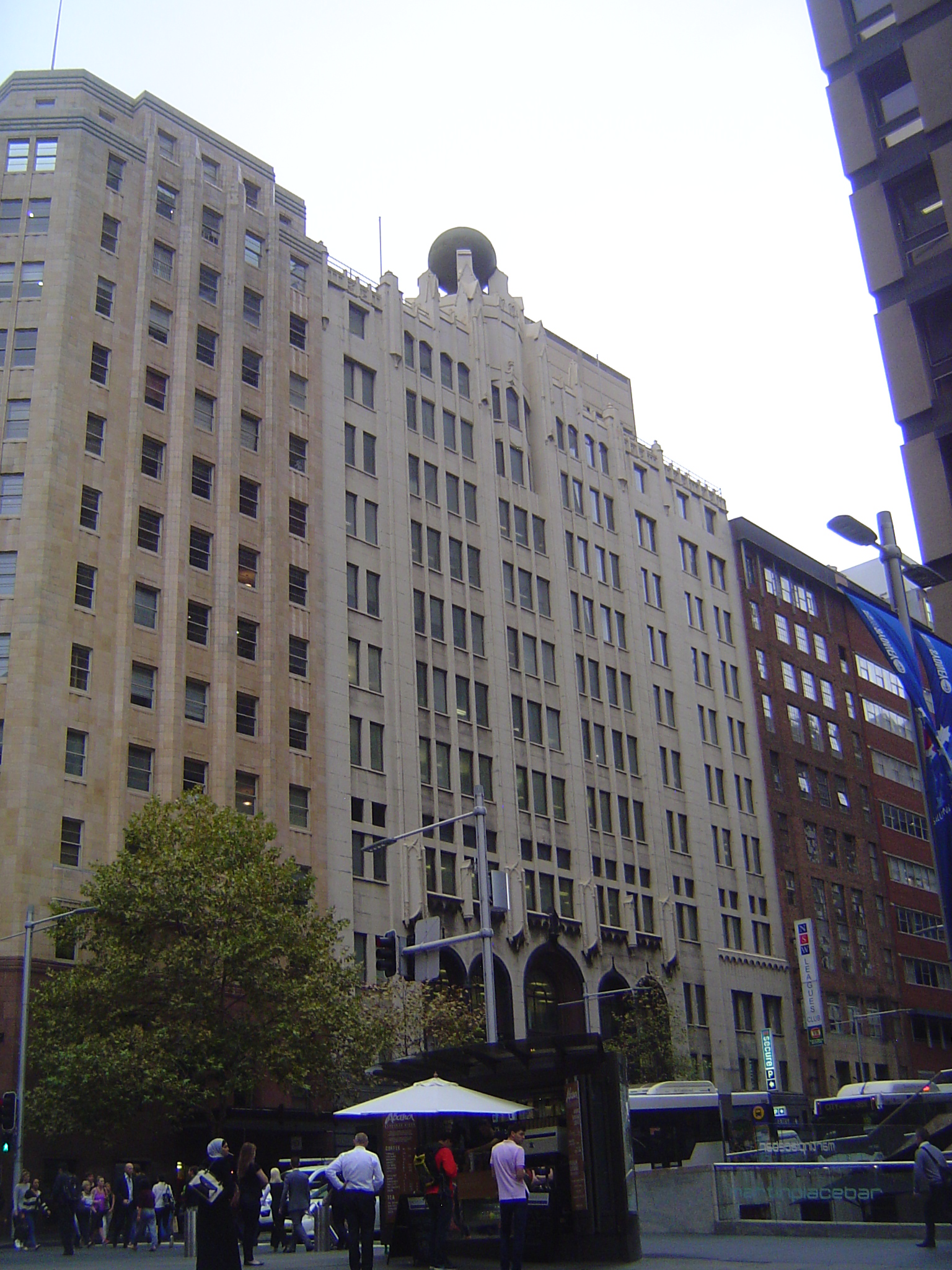 Skyscraper Gothic, it's been called. This was the home of the Sun, an afternoon paper that survived until the 1980s. Presumably the globe on