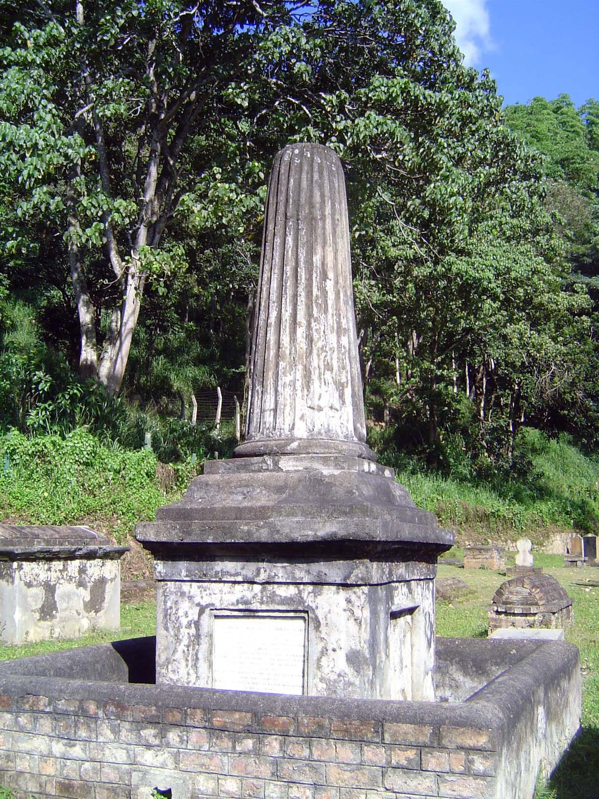 The most important grave in the cemetery belongs to Sir John D'Oyly 1774-1824. A Cambridge graduate, he went to Sri Lanka in 1801, aged 26.