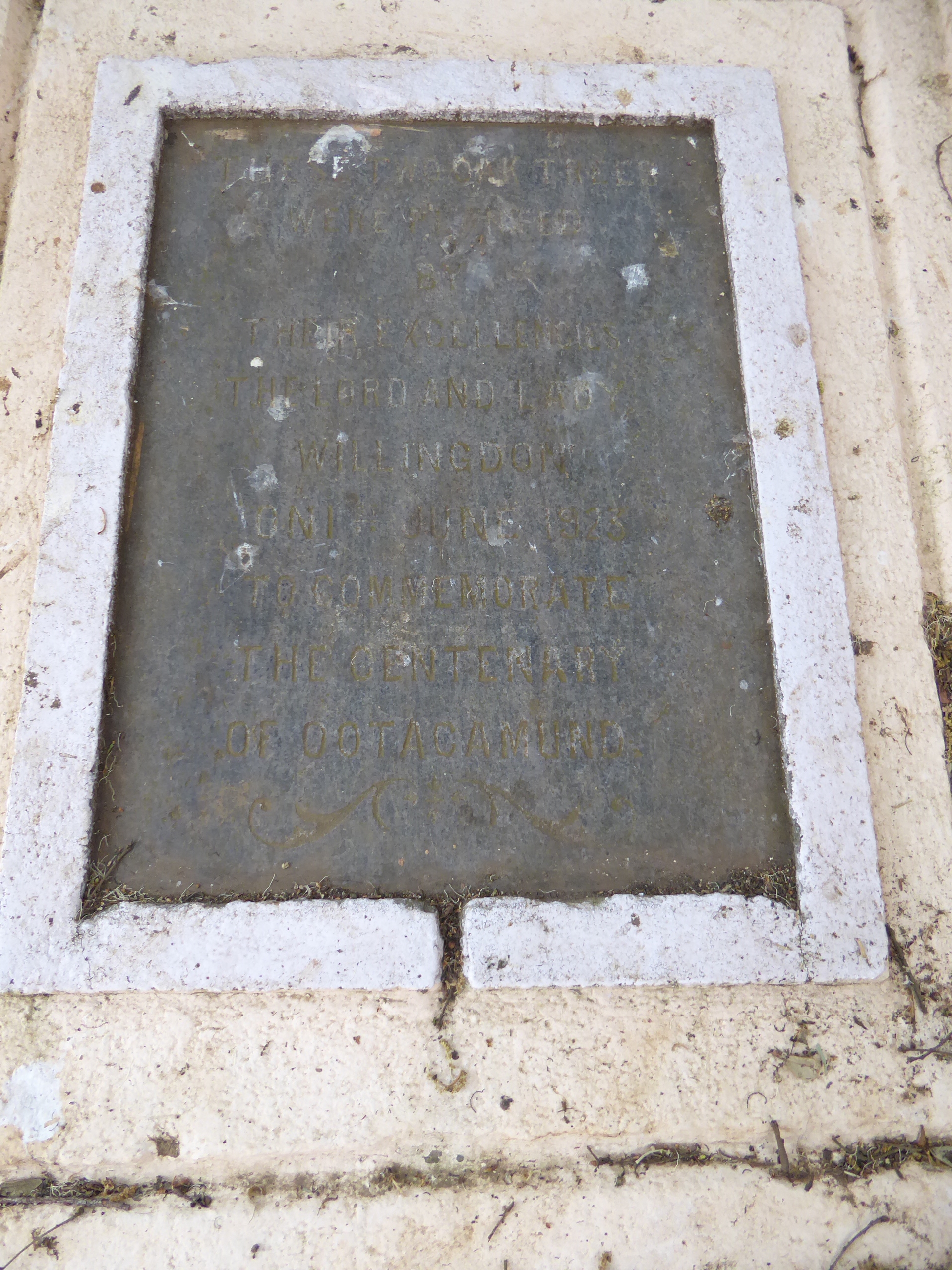 It reads: "These two oak trees were planted by their excellencies, Lord and Lady Willingdon, 1 June 1923, to commemorate the centenary of Oo