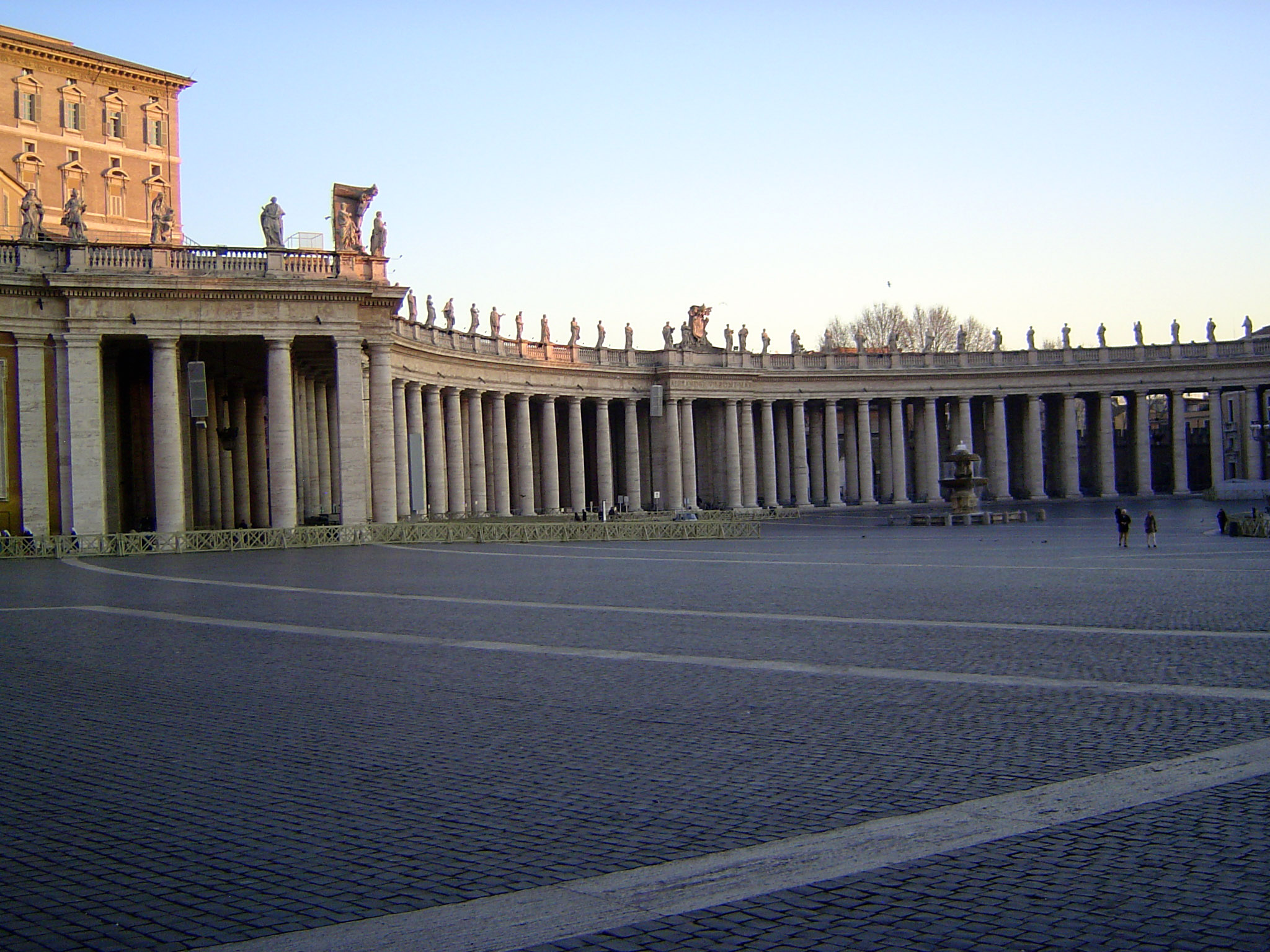 The colonnades, with 284 columns arranged in four rows, form a visual wall to create the illusion of enfolding arms yet remain open so that