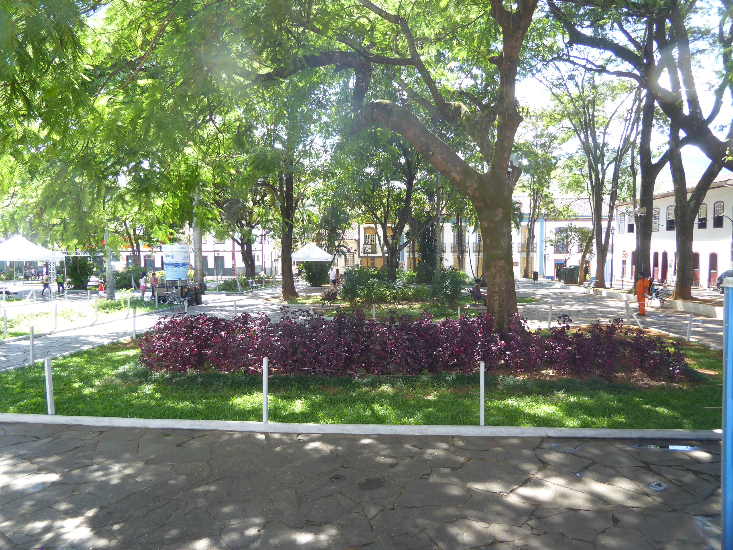 We've come to the town square. How did it look in 1700? Good question. It was and is rimmed with old townhouses, though the elite no longer