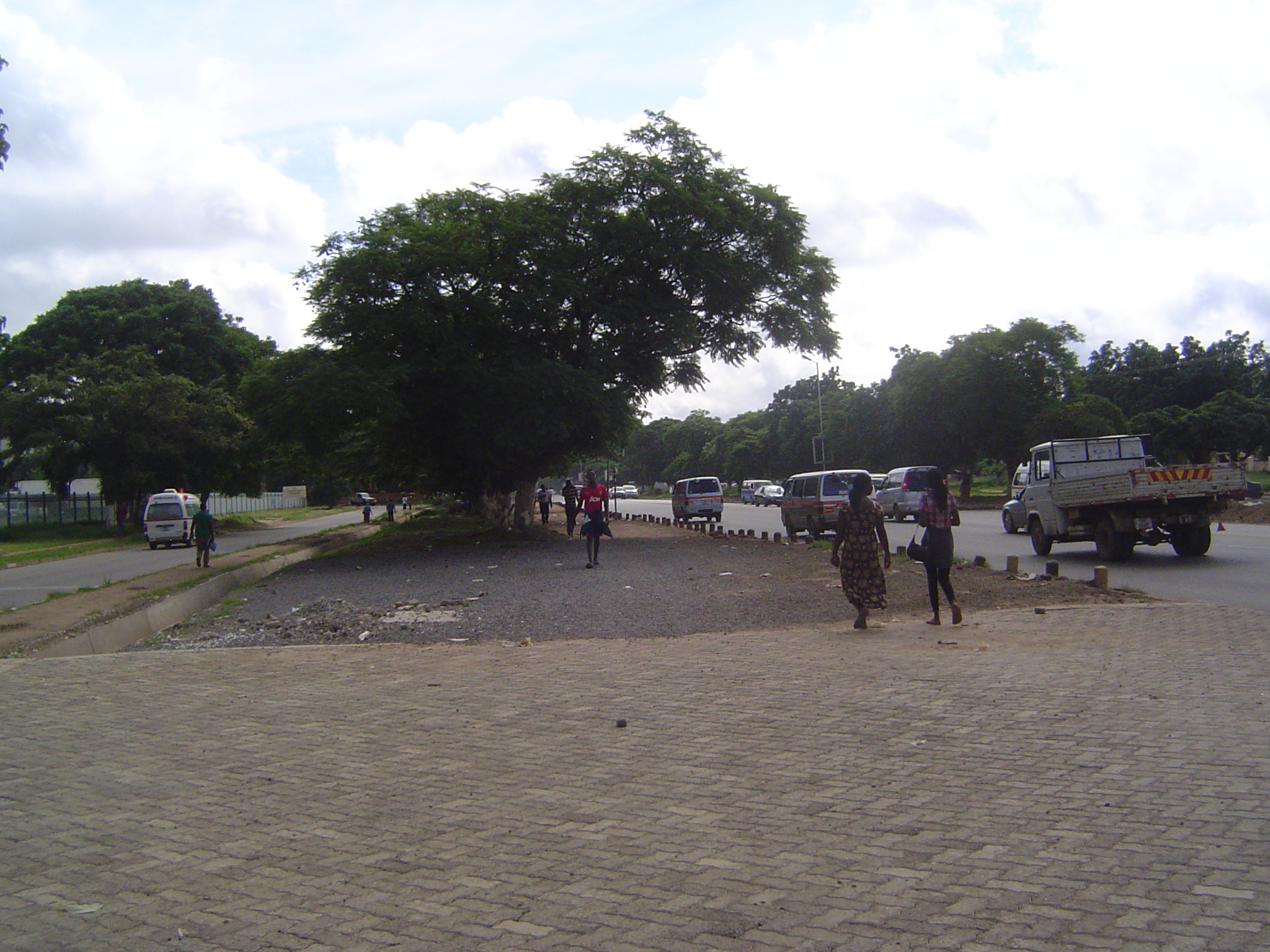 Perpendicular to the track and running eastward, this is Independence Avenue, formerly King George Avenue—and opened by him in 1934. Too wid