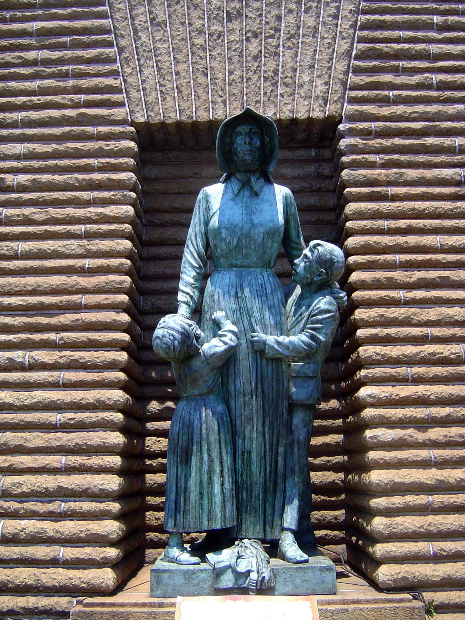At the entrance, an iconic but almost faceless pioneer woman. The sculptor, Anton van Wouw, had previously made the statue of Kruger back in