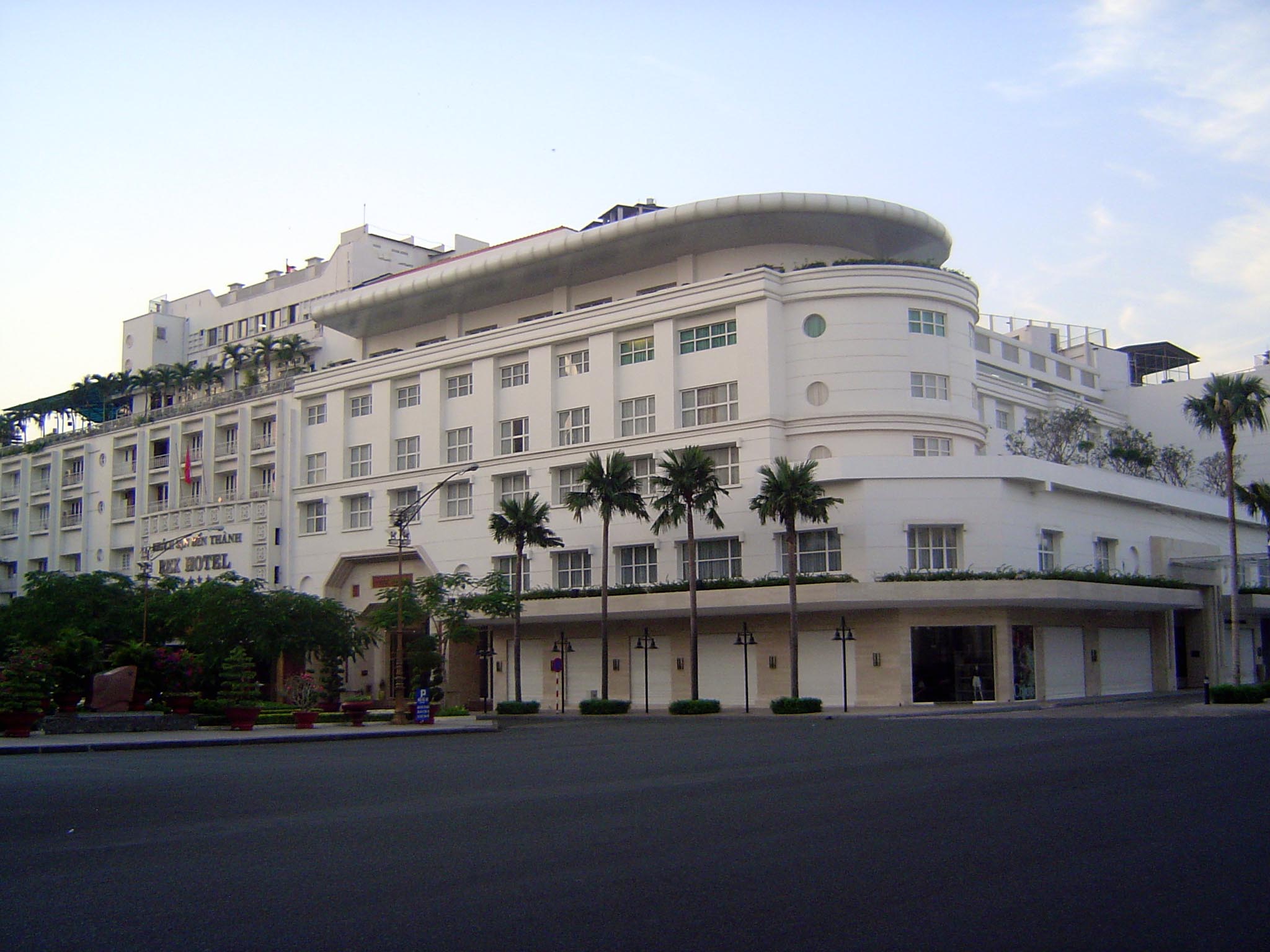 The Rex Hotel began in 1927 as the Bainier Auto Hall, a Citroen dealership. In 1959, work began on converting it to the Rex Hotel and Tradin