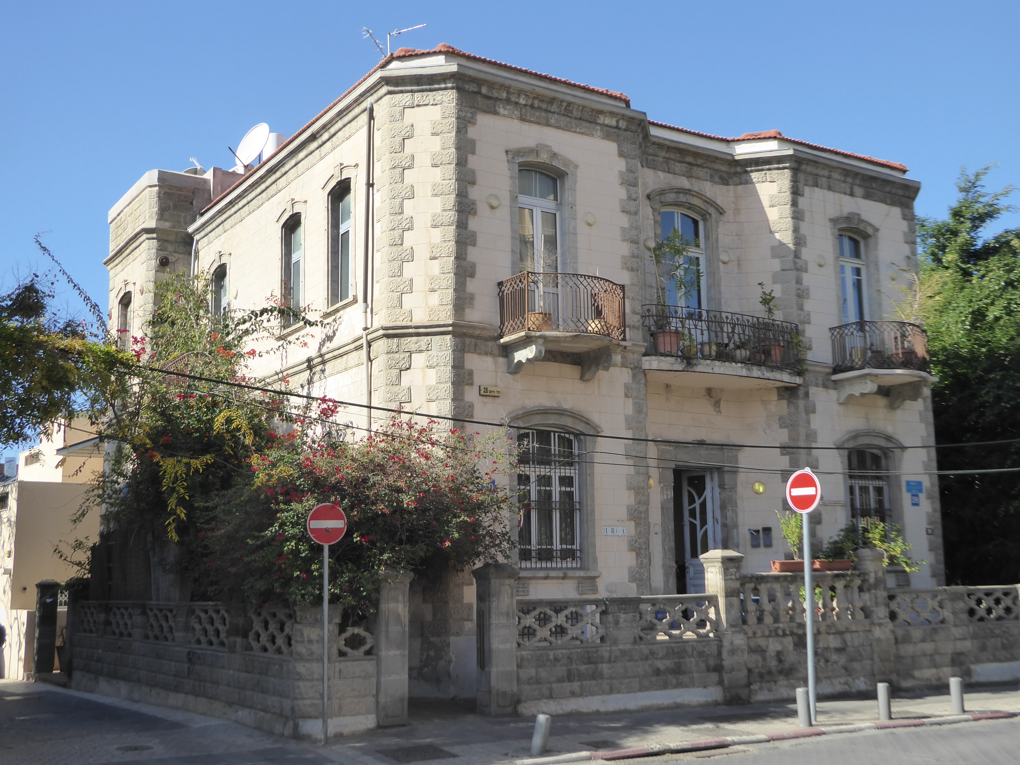 Neve Tzedek's buildings are respectable. Even liberals are usually conservative when it's time to build their house.