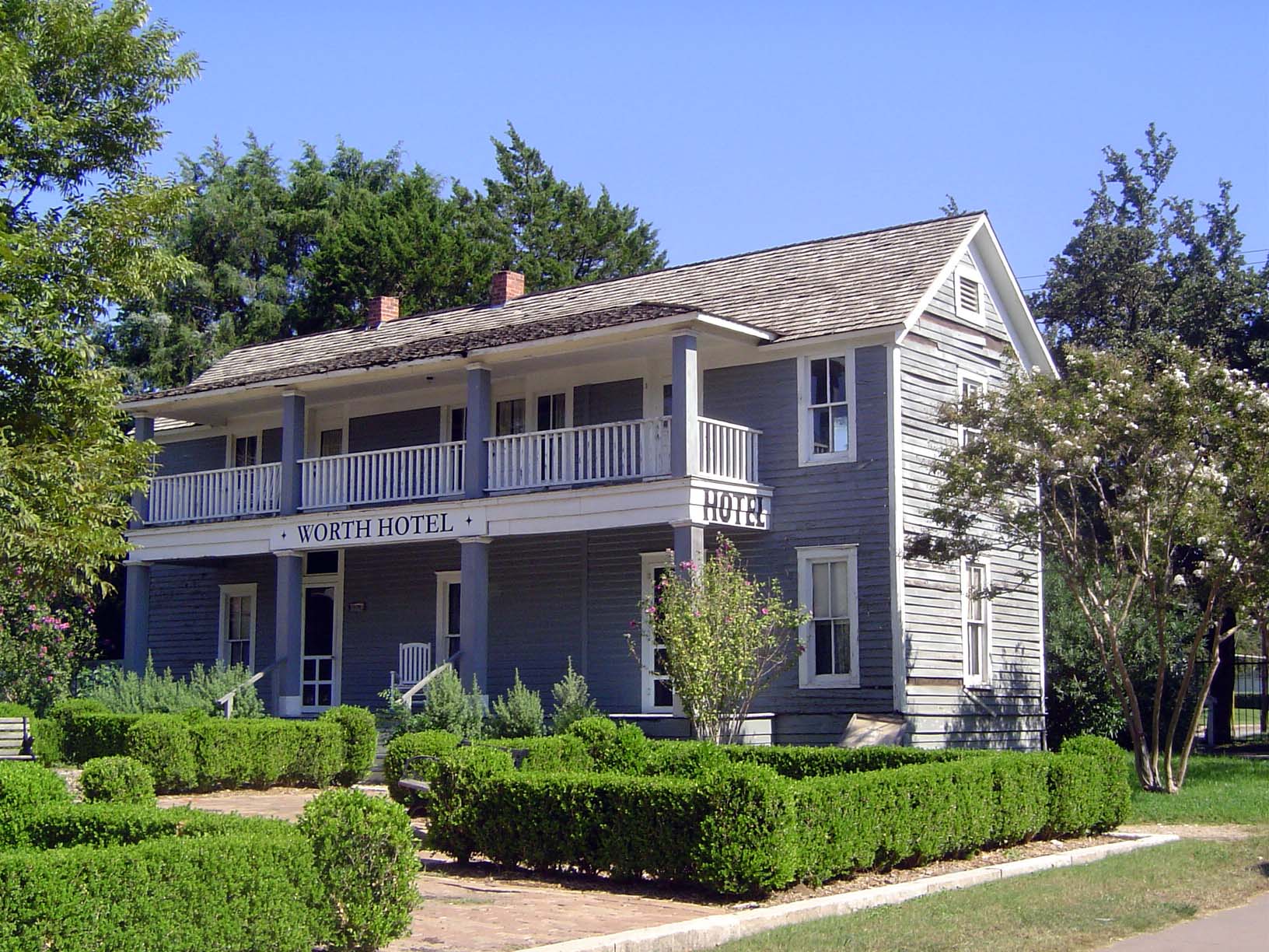 Just for comparison, here's a hotel that opened a decade earlier in Carrollton, about 15 miles to the north. By 1908, the Cottonbelt, Katy,