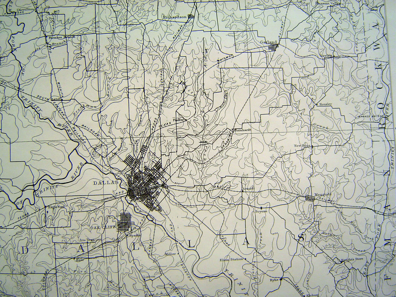 This topo sheet from about 1900 shows a ring of towns surrounding Dallas: clockwise they include Richardson, Garland, Mesquite, and up at ab
