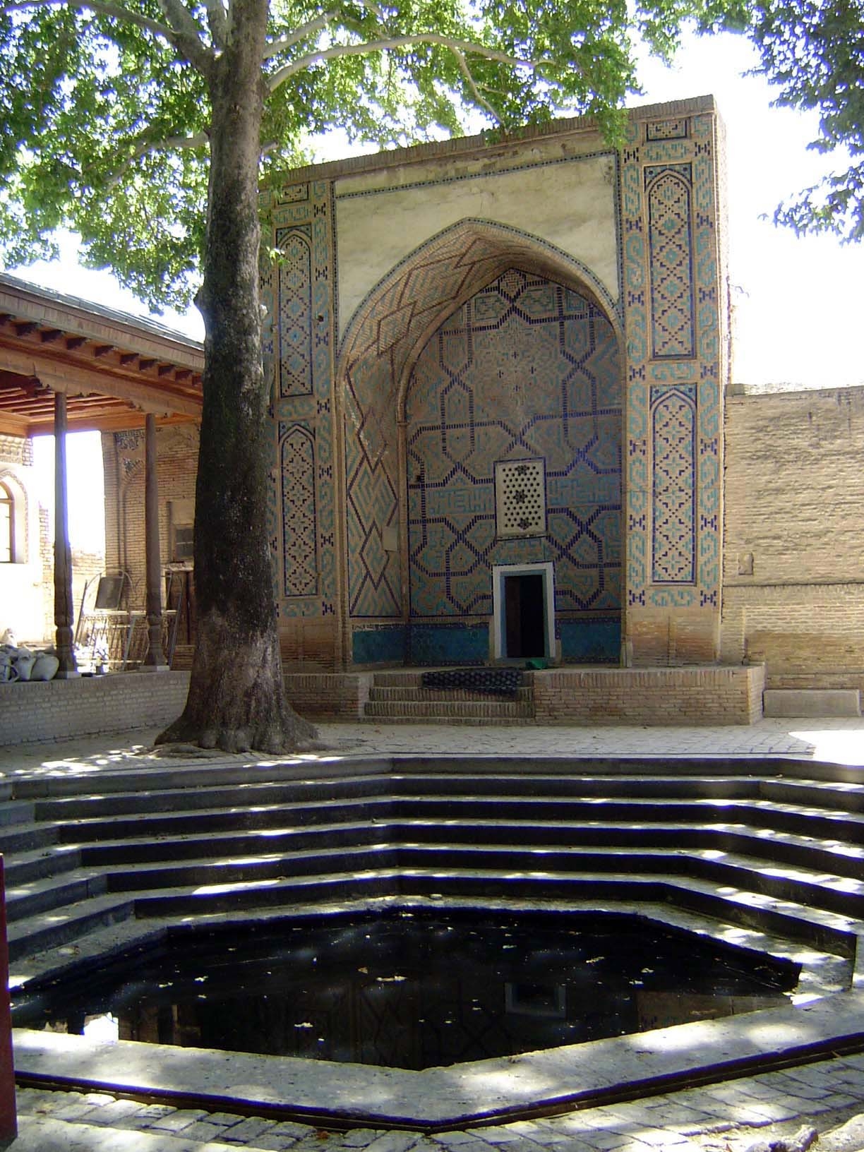 A pool hauz in front of the mosque.