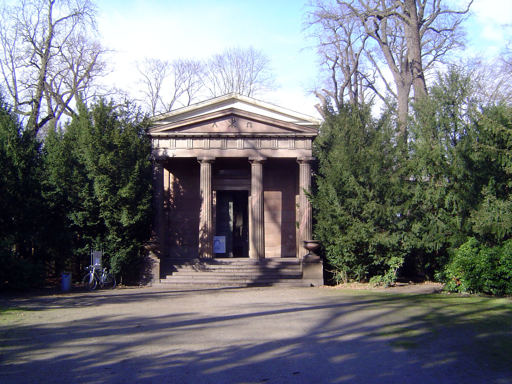 Off to one side of the garden is the Hohenzollern Mausoleum, built as a Doric temple in 1810. It was Schinkel's first work. Built originally