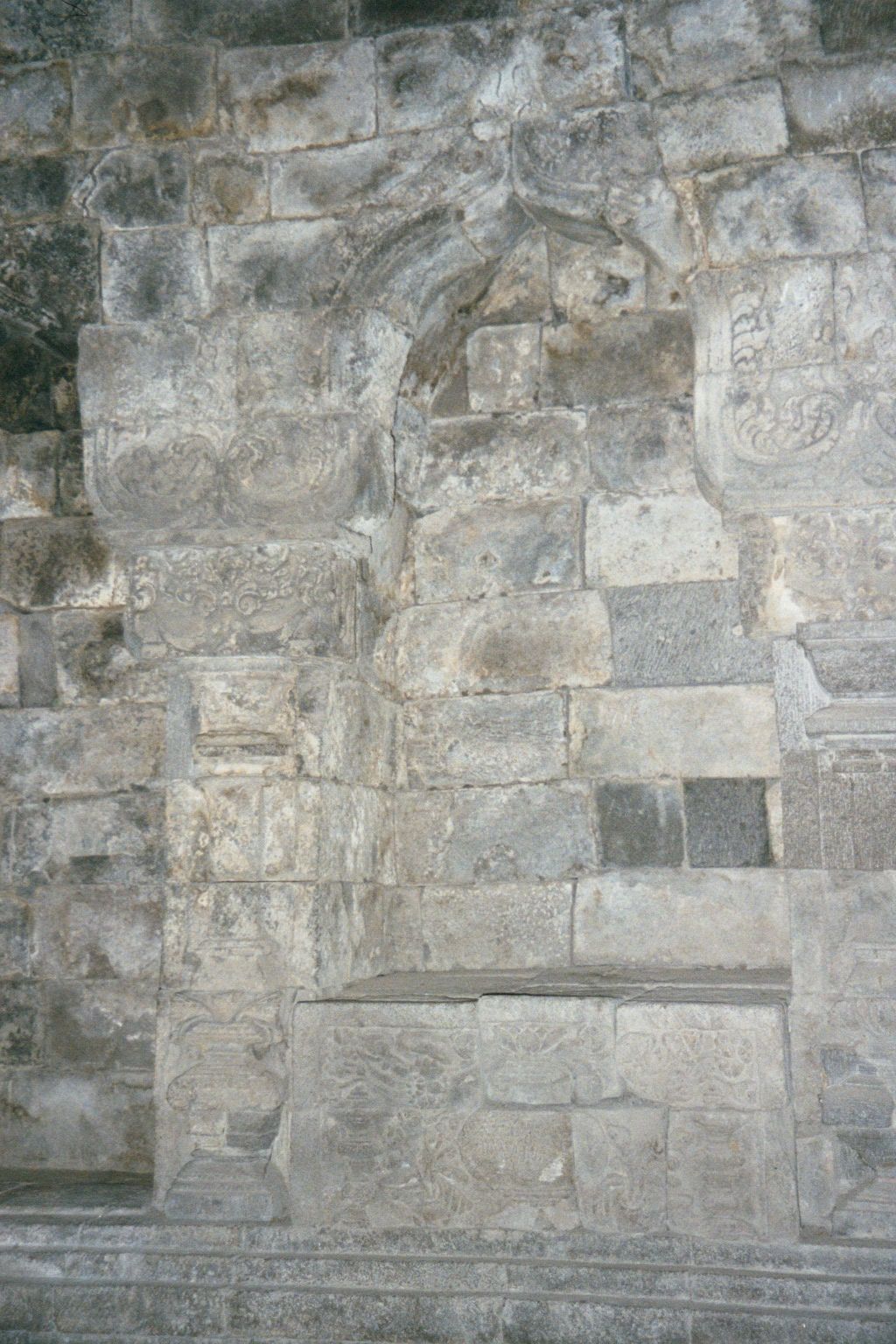 Inside, there are now-empty sculpture niches reminiscent of European and Middle Eastern arches.