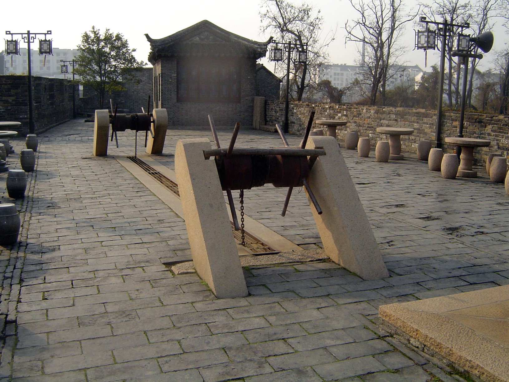 Above the gate, this windlass, reconstructed in the 1980s, was built to block passage through the water gate.