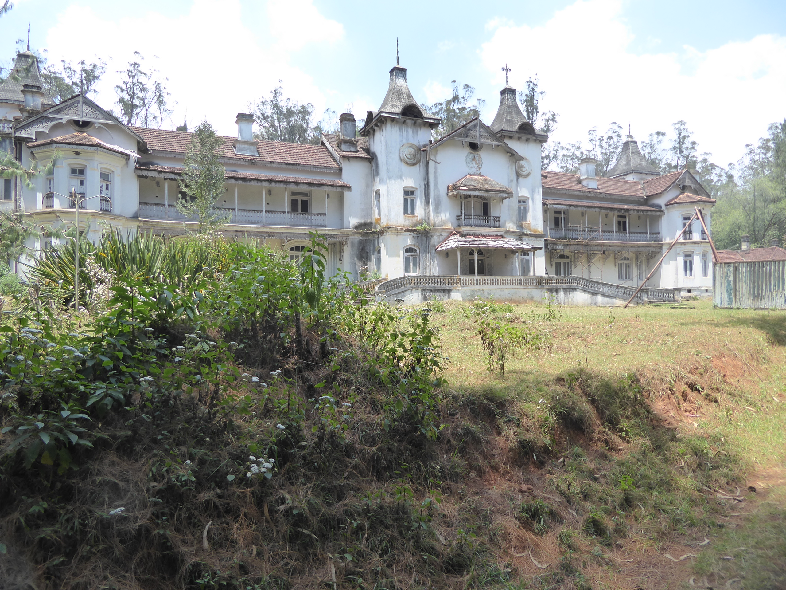 Looks like there hasn't been anybody here for a long time. In fact the Nizam himself never came. He acquired the place as you or I might acq