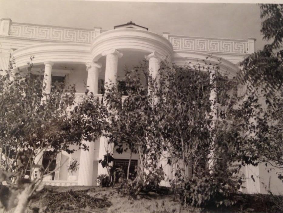 Here it is in better days, as shown in a photo sent by a correspondent. Photo copyright by Betty A. Saini.