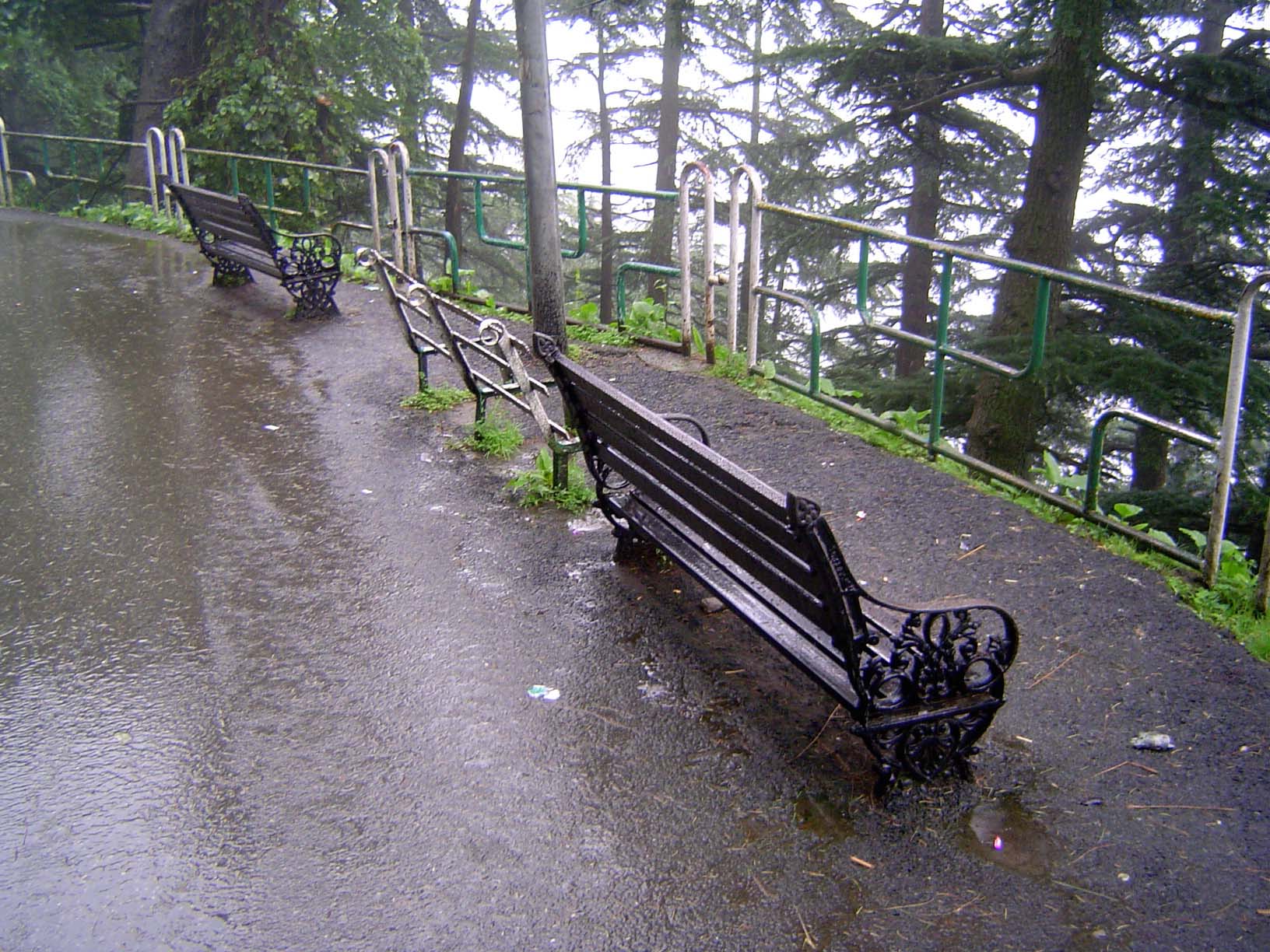 There aren't a lot of horses or carriages now, but there are still some quiet places to sit along the ridge. The benches look like Raj lefto