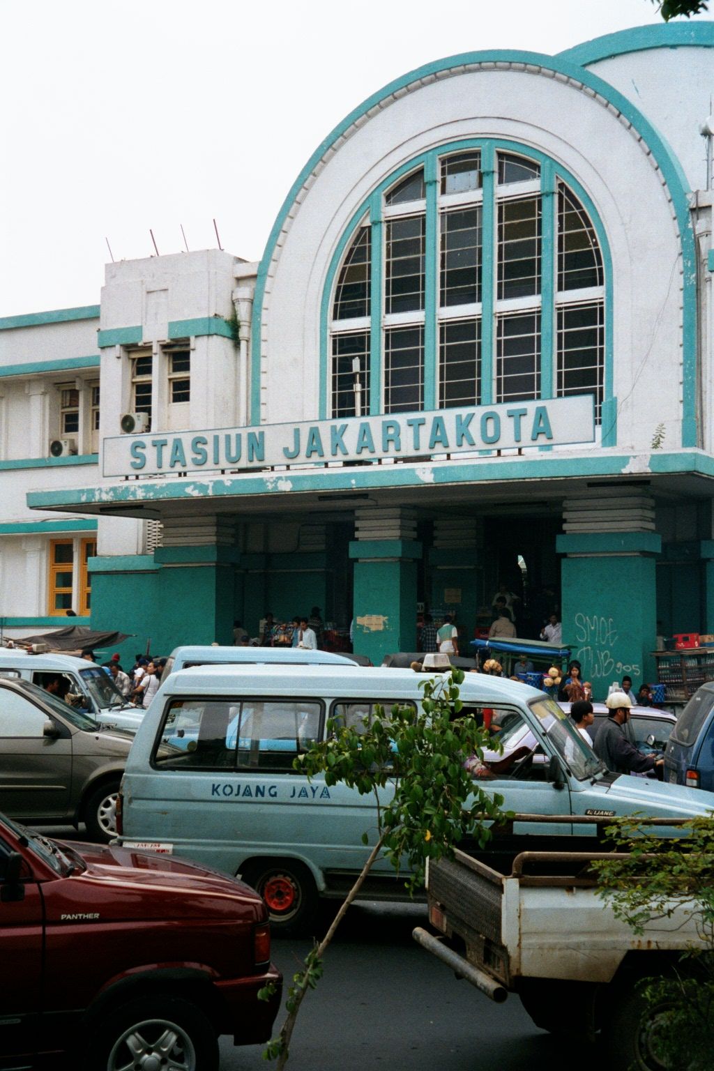 The stasiun kota, or city station, opened in 1919. The architect, F.J.L. Ghijels, appears to have known the Helsinki Station of 1904, design