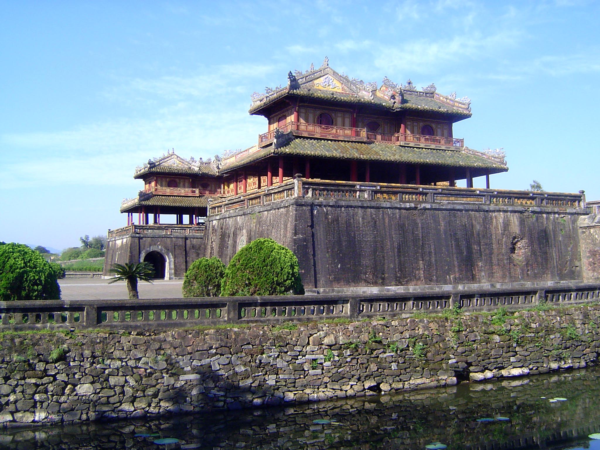 Once inside the citadel, you immediately face another moat and wall, this time that around the Imperial City. Entry is through the Ngo Mon o