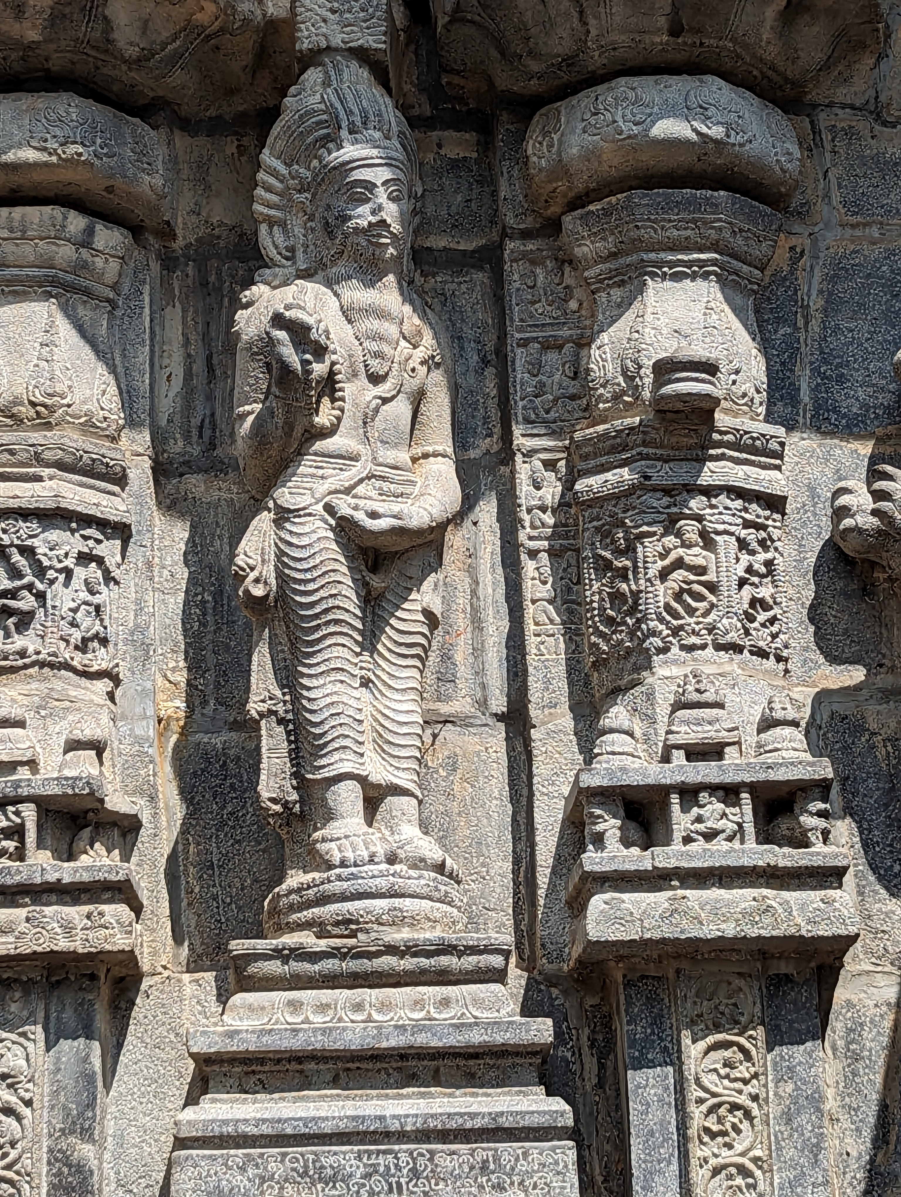 Could this be a portrait of Kulottunga I, the king who commissioned the temple?