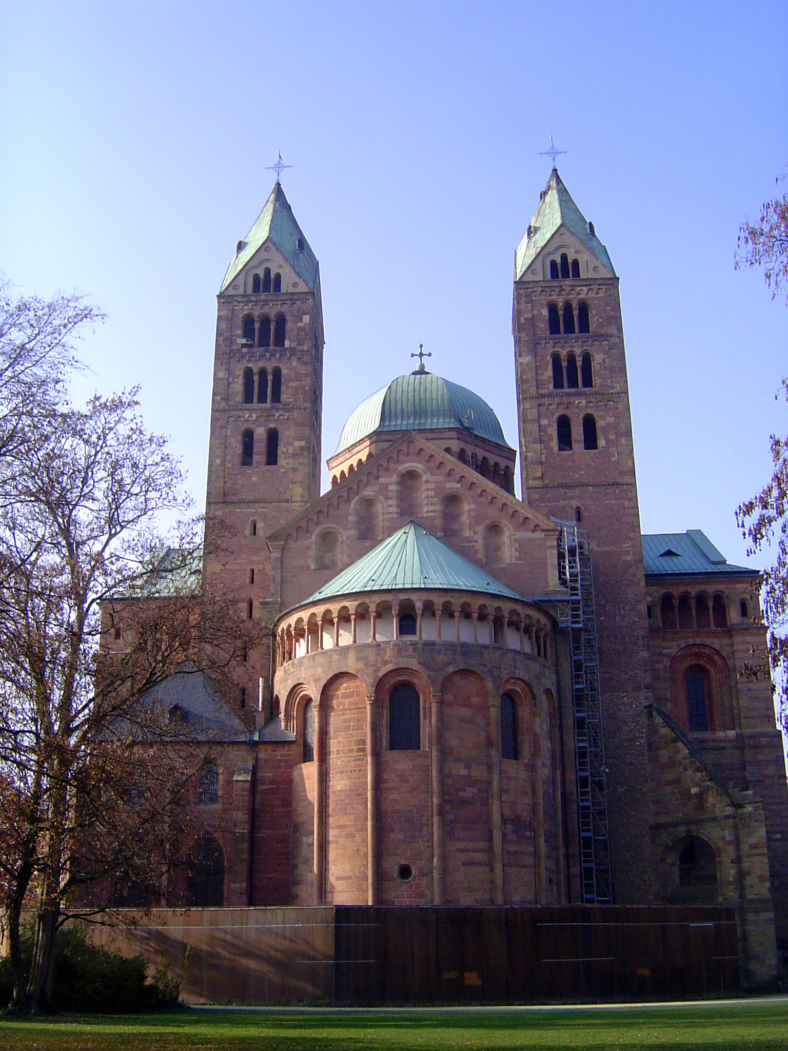 The gallery continues around the apse as well.