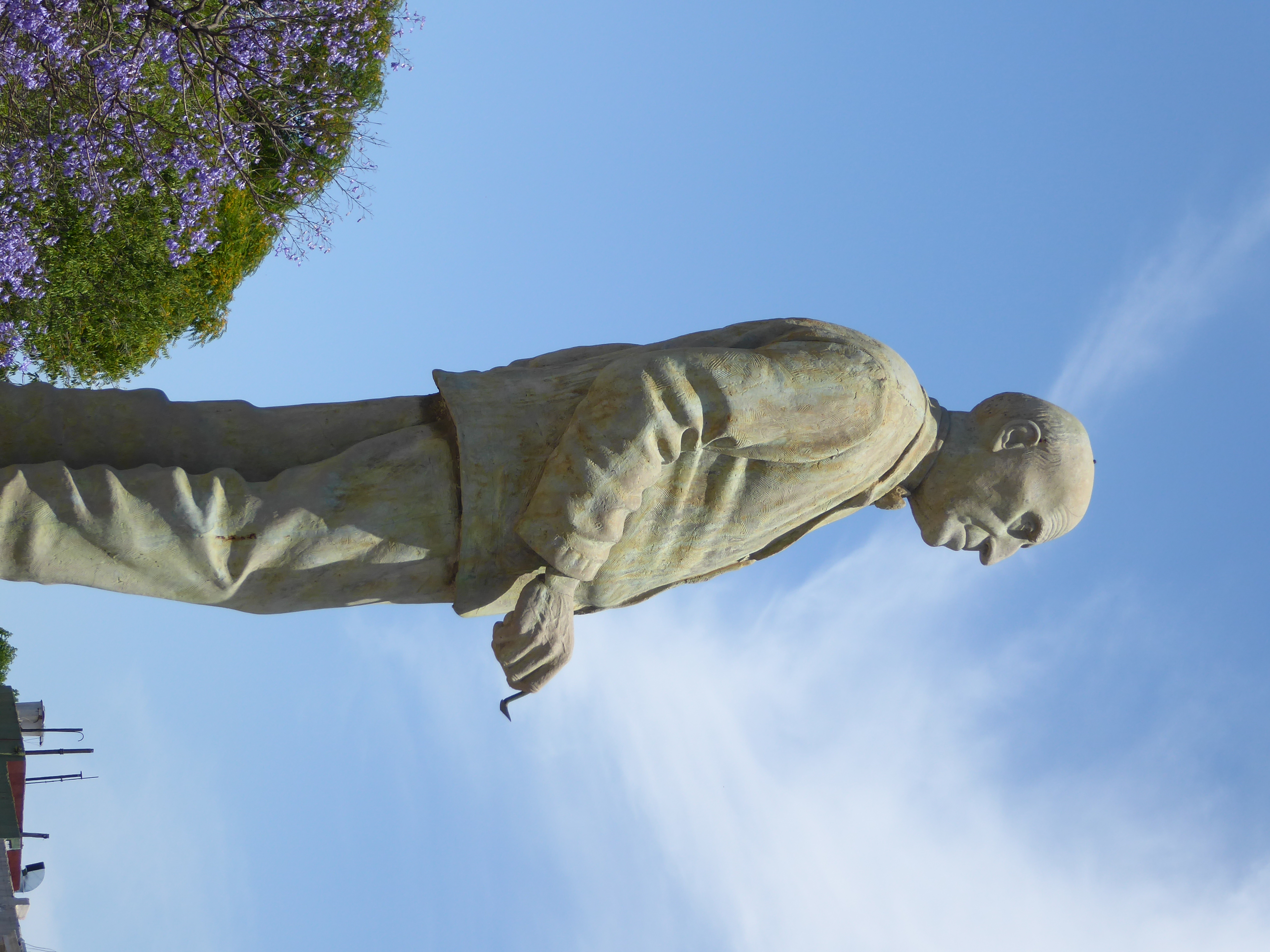 A statue of Martín.