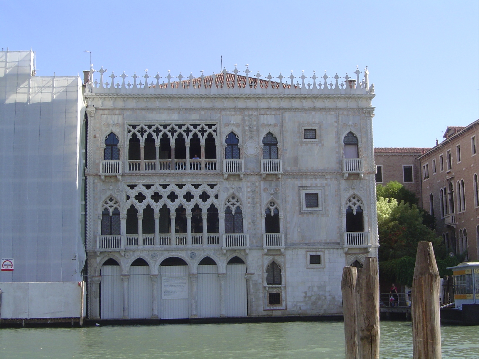 A more orthogonal view of the building with triple-stacked arcade, quatrefoil roundels, and alternating marble and limestone.