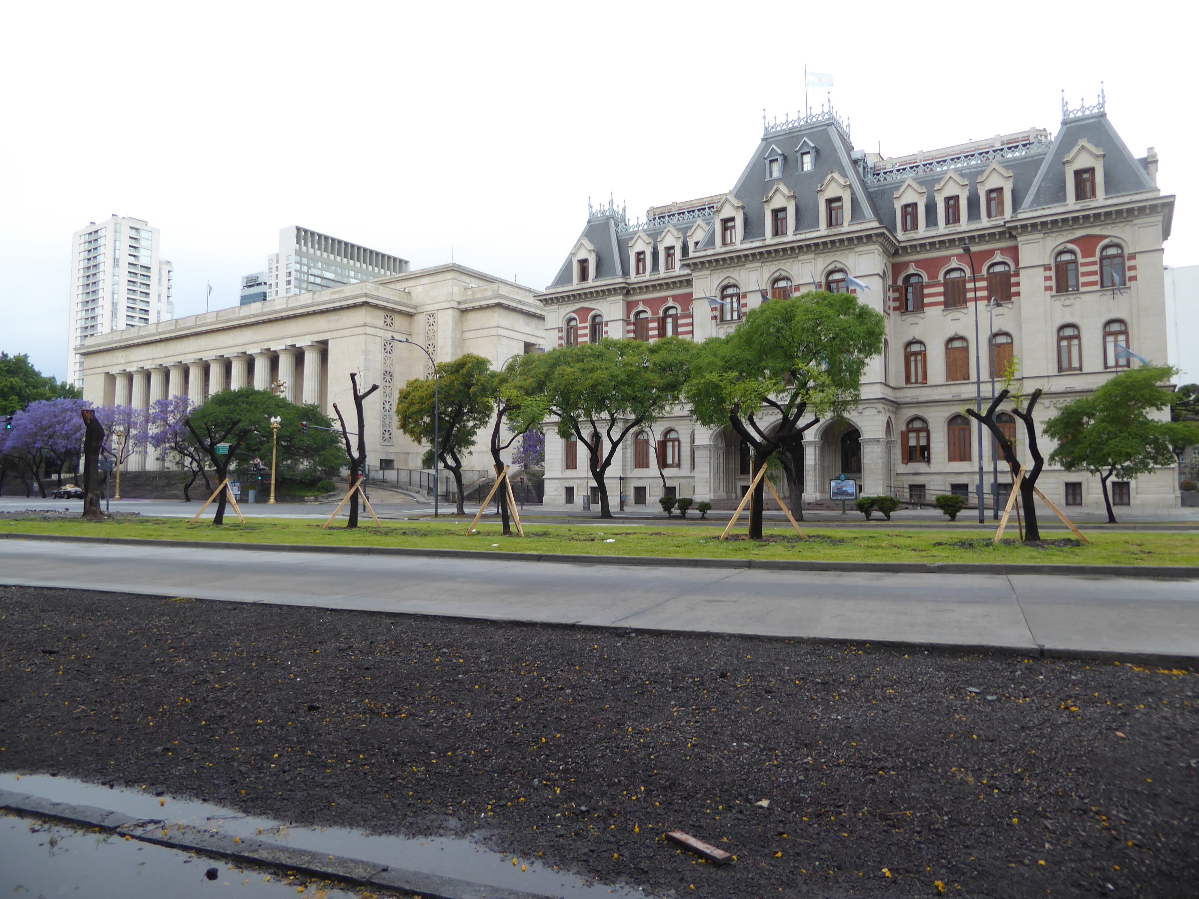 The Paseo Colón is an arterial that runs south from the Casa Rosada and passes a few blocks east of Plaza Dorrego. The street once bordered
