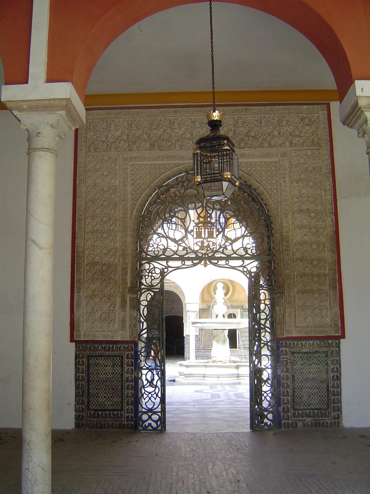 We've left the Alcazar and are going to the Casa de Pilatos, a mansion from about 1500. The name was not intended to suggest that the house