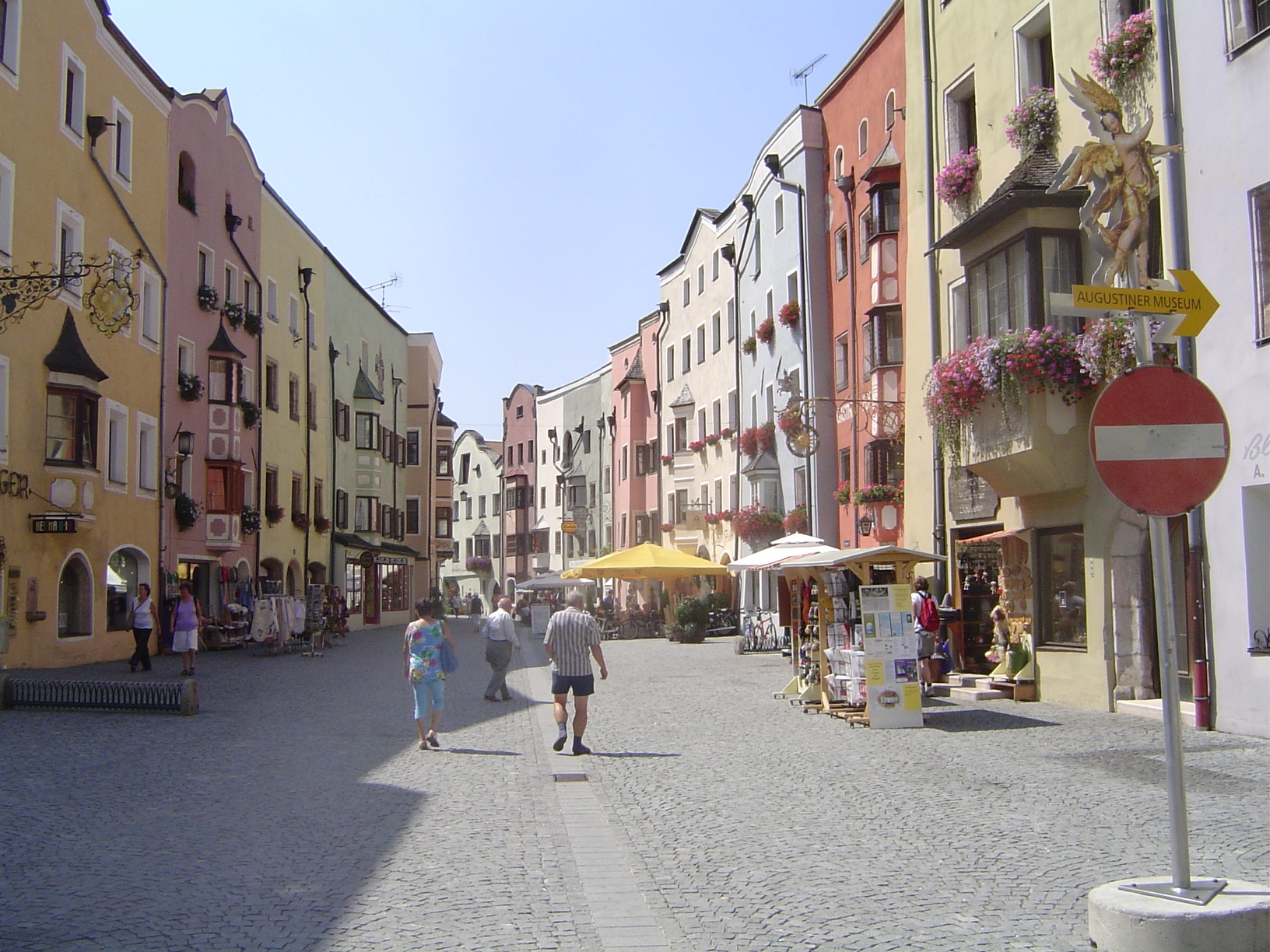 Here it is, Sudtiroler Strasse, tidily blocked off for pedestrians to stroll.