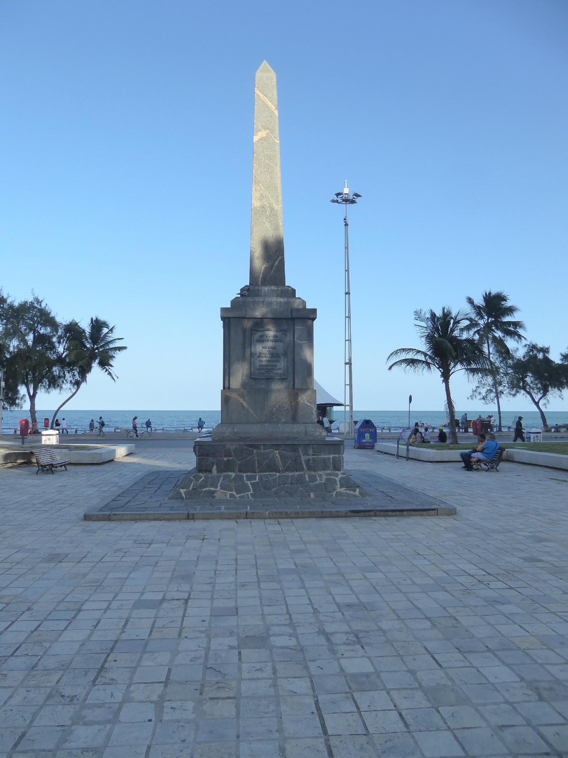 A monument recalls the development of the neighborhood, Boa Viagem, about 1930.