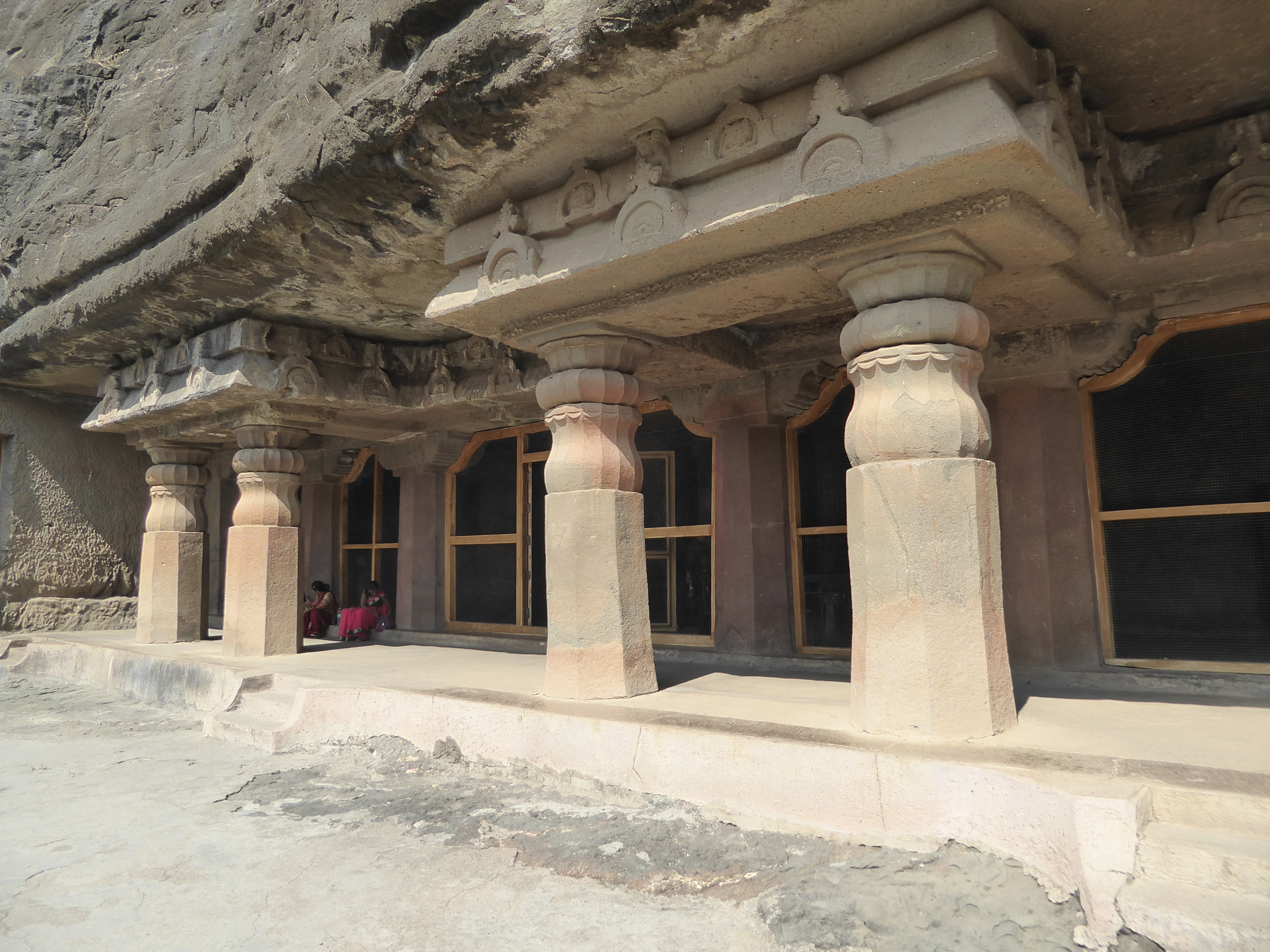 Cave 7 is unique in its twin porticos with lotus columns. The columns were missing in the 19th century but have been replaced according to t